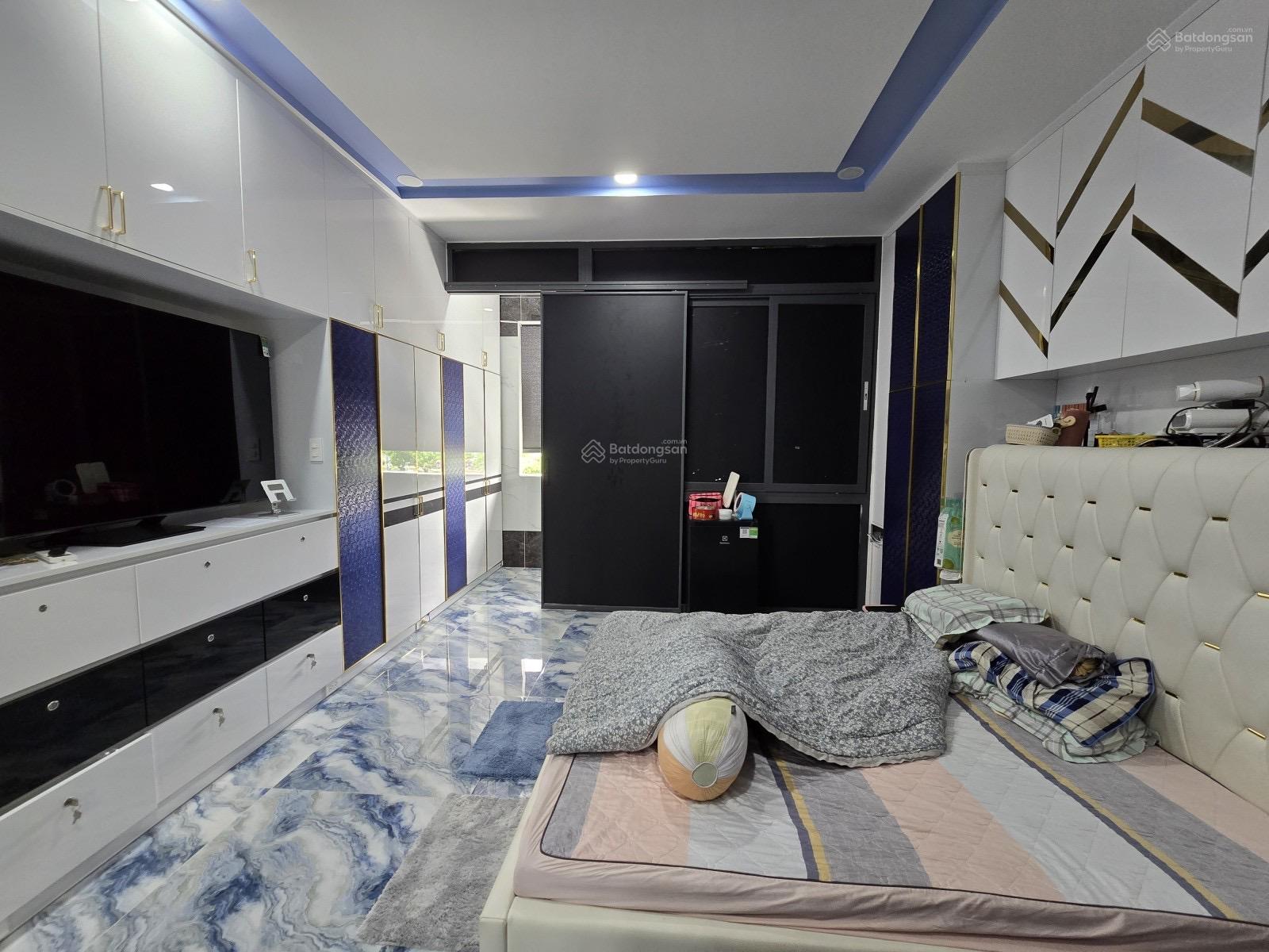 Bán nhà Quận 8, Ba Đình, mặt tiền đường 110m2 6 tầng, than máy, nhỉnh 18,ty hoàn công đủ sổ vuông