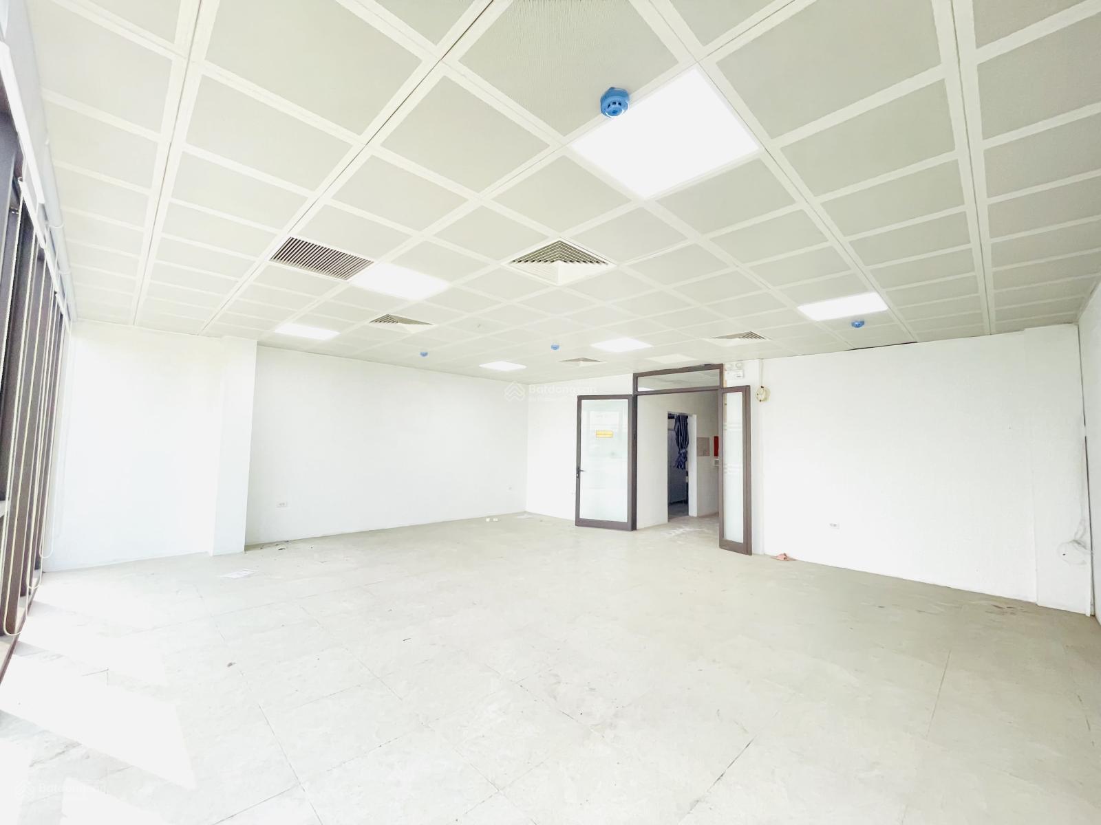 Cho thuê văn phòng 80m2, giá 12.5 tr/th tại phố Trung Văn, Nam Từ Liêm, view thoáng, hầm xe rộng