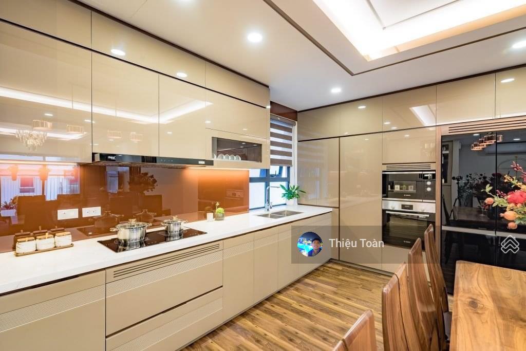 Cho thuê gấp căn hộ chung cư D'.Le Roi Soleil - 59 Xuân Diệu, 146m2, 3PN, đủ đồ, tầng cao, view hồ