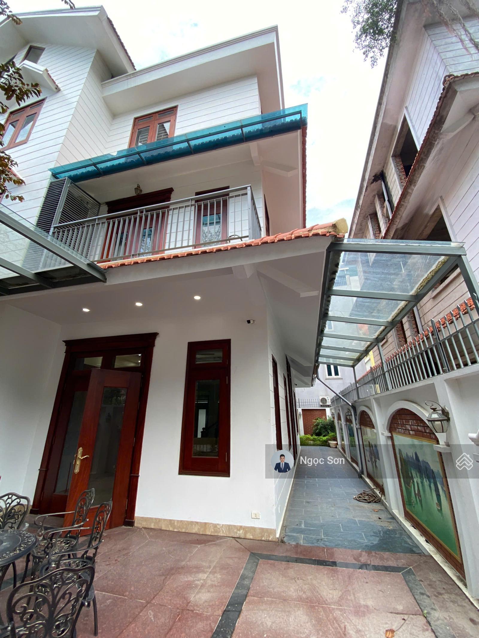 Chính chủ gửi bán BIỆT THỰ 210M2 hướng Nam hoàn thiện Full giá 38 tỷ. Liên hệ 0928 036 ***