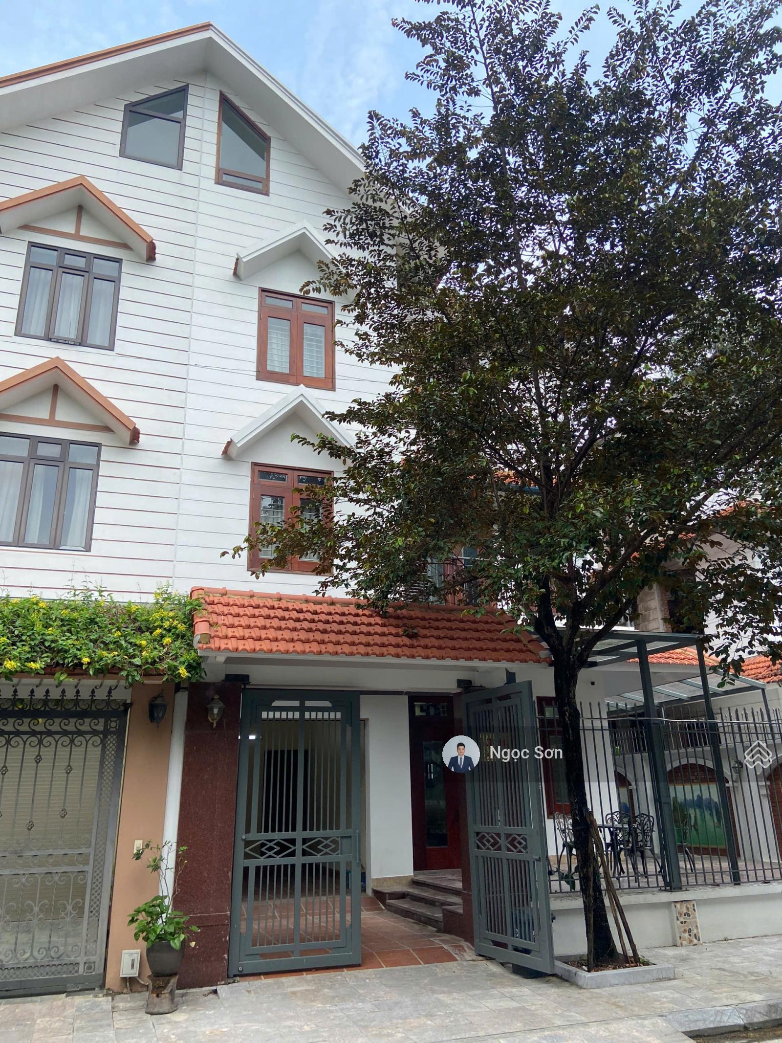 Chính chủ gửi bán BIỆT THỰ 210M2 hướng Nam hoàn thiện Full giá 38 tỷ. Liên hệ 0928 036 ***