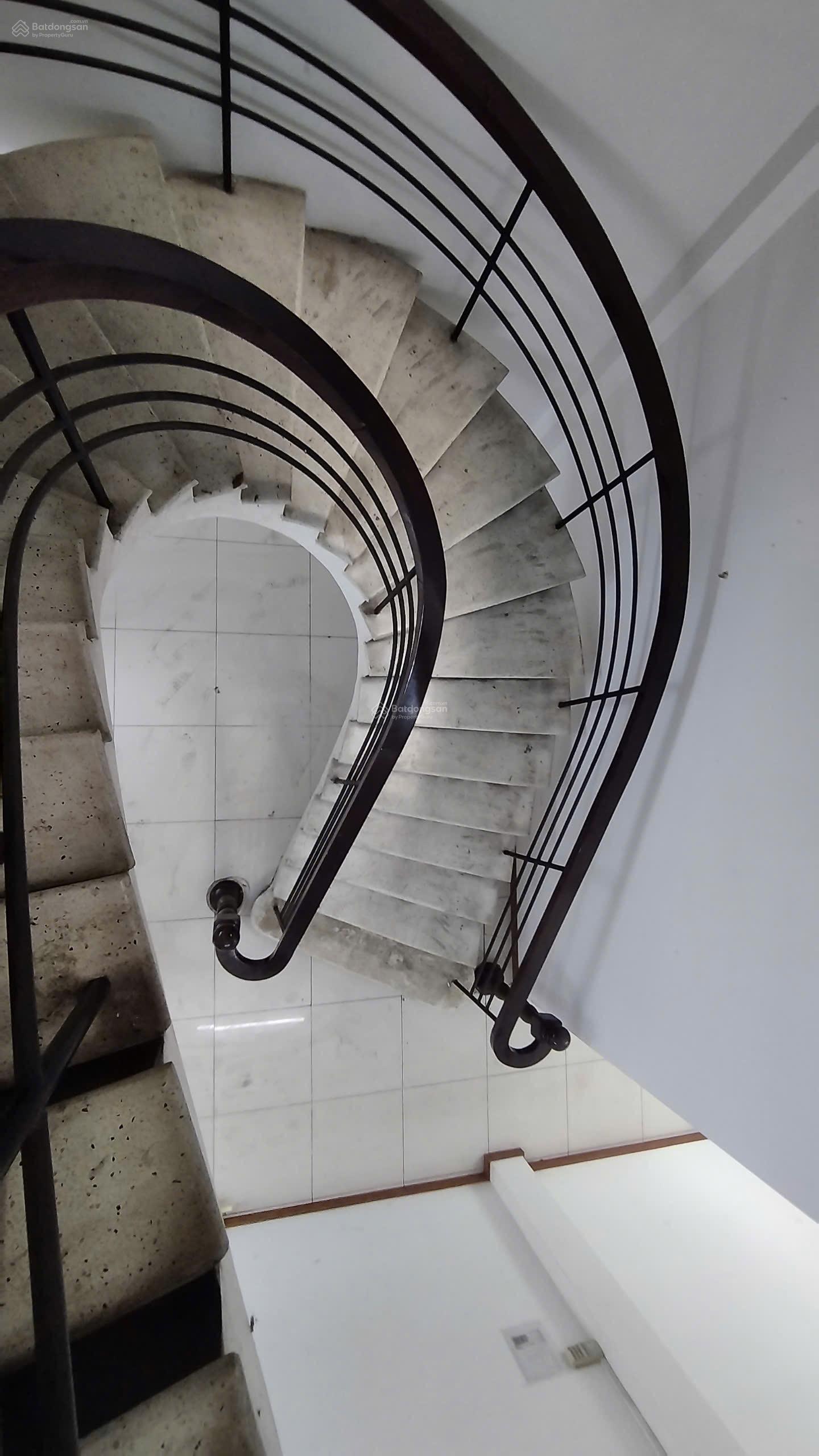 Chính chủ cho thuê nhà MT Lạc Long Quân làm Spa 5x40 3 tầng 8pn 8wc giá 50tr VIP LH 0901 970 ***