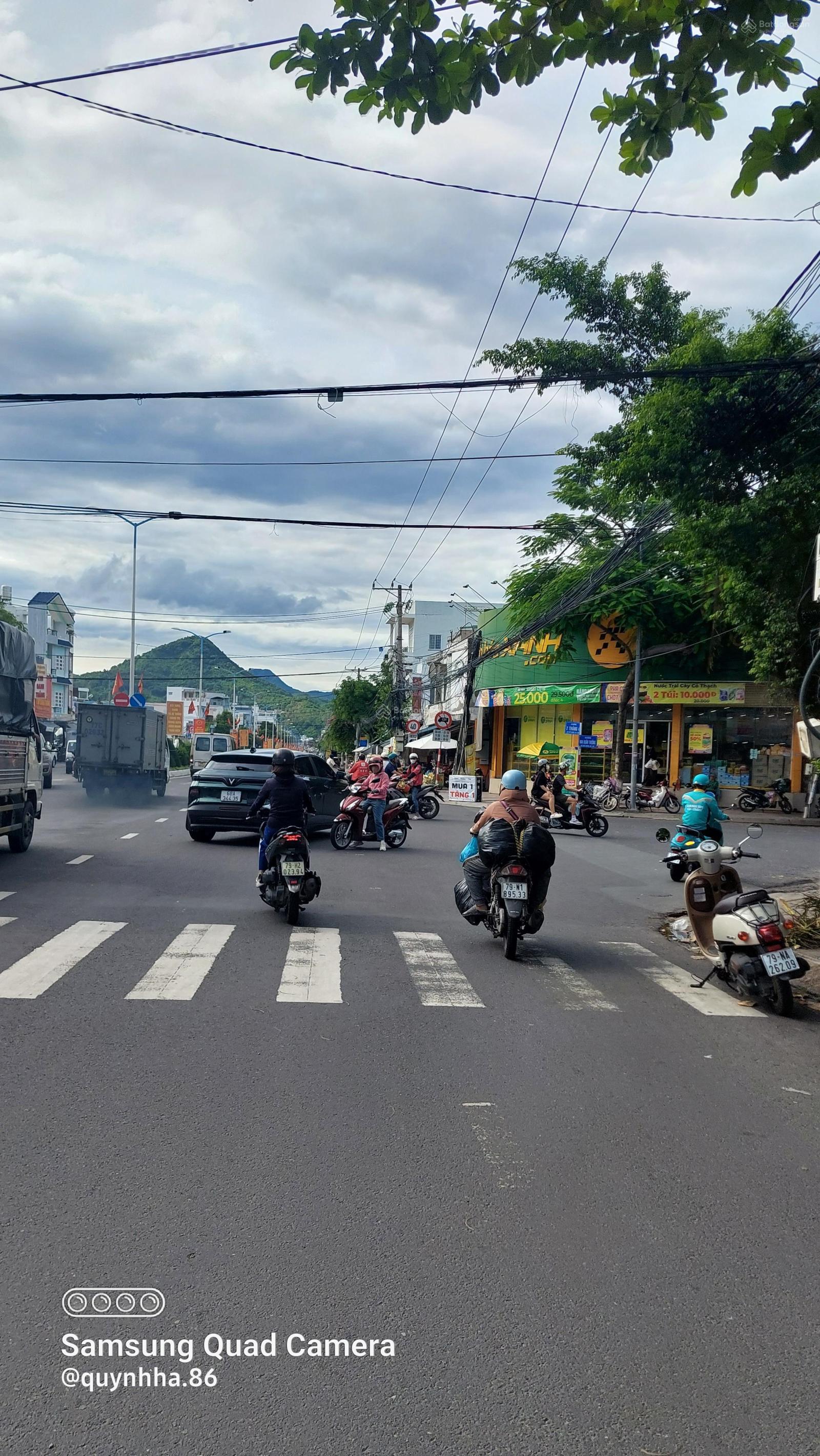 Cực hiếm lô góc 2 mặt tiền đường 2/4 và Mai Xuân Thưởng, Vĩnh Hòa. DT 162 m2 đang cho thuê 760 tr