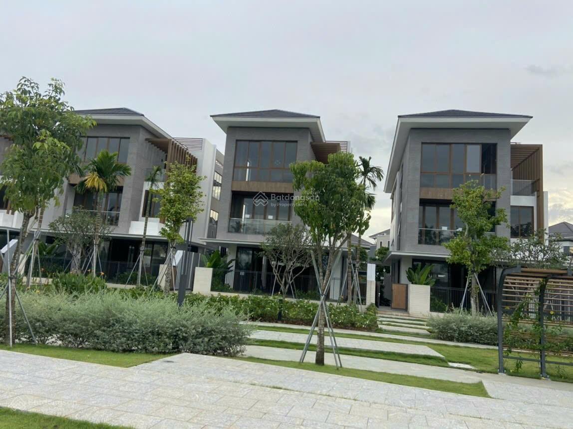 Bán căn biệt thự đơn lập mặt sông Lavila nhà thô, 12x25m, 300m2, 3 tầng, hồ bơi riêng, giá tốt