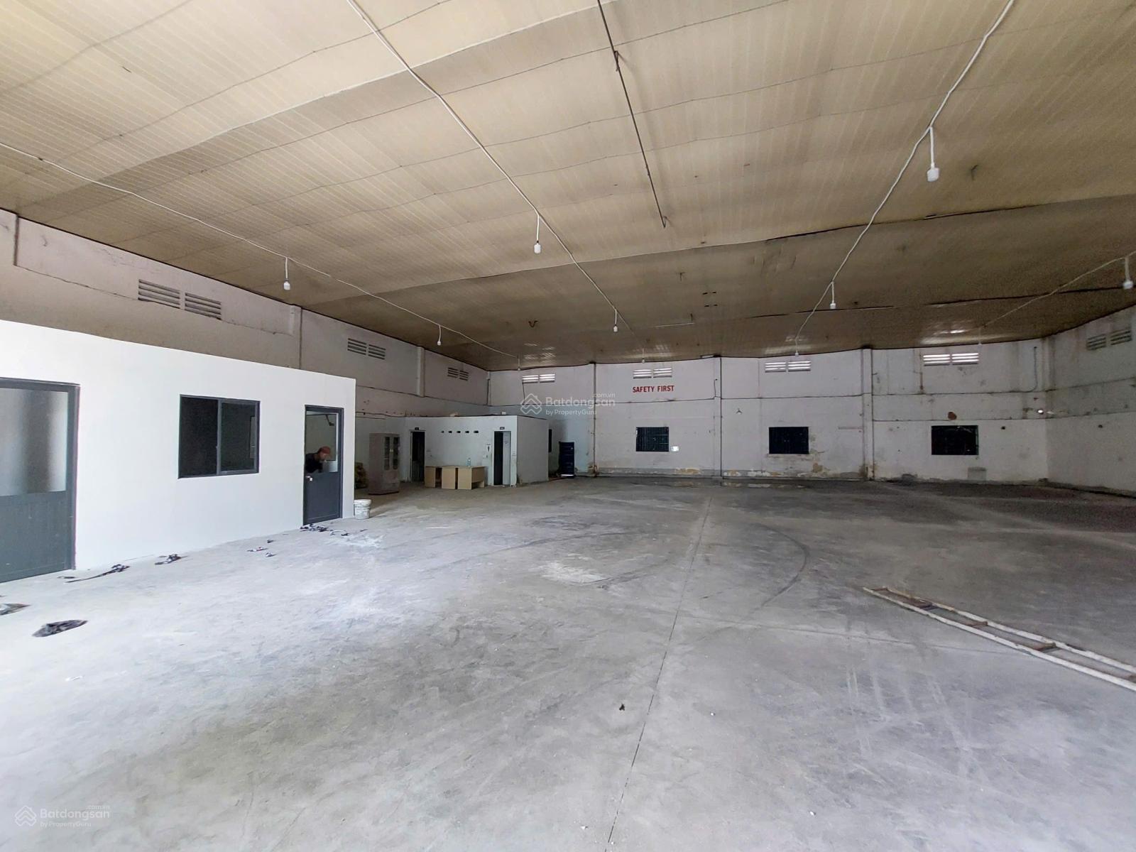 Cho thuê kho xưởng Quận 7 diện tích 1000m2, nền bê tông đánh bóng sạch đẹp, không bụi