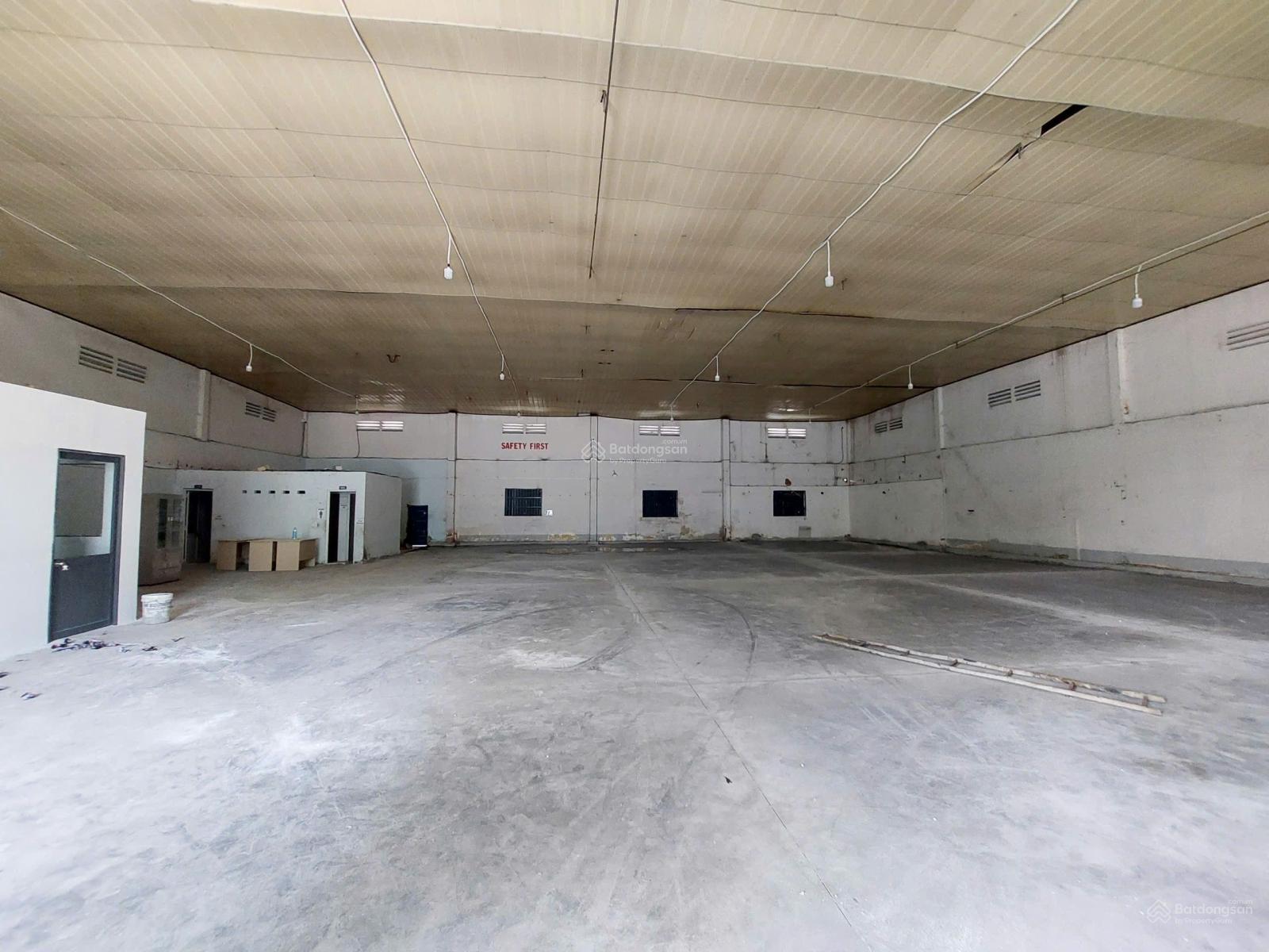 Cho thuê kho xưởng Quận 7 diện tích 1000m2, nền bê tông đánh bóng sạch đẹp, không bụi
