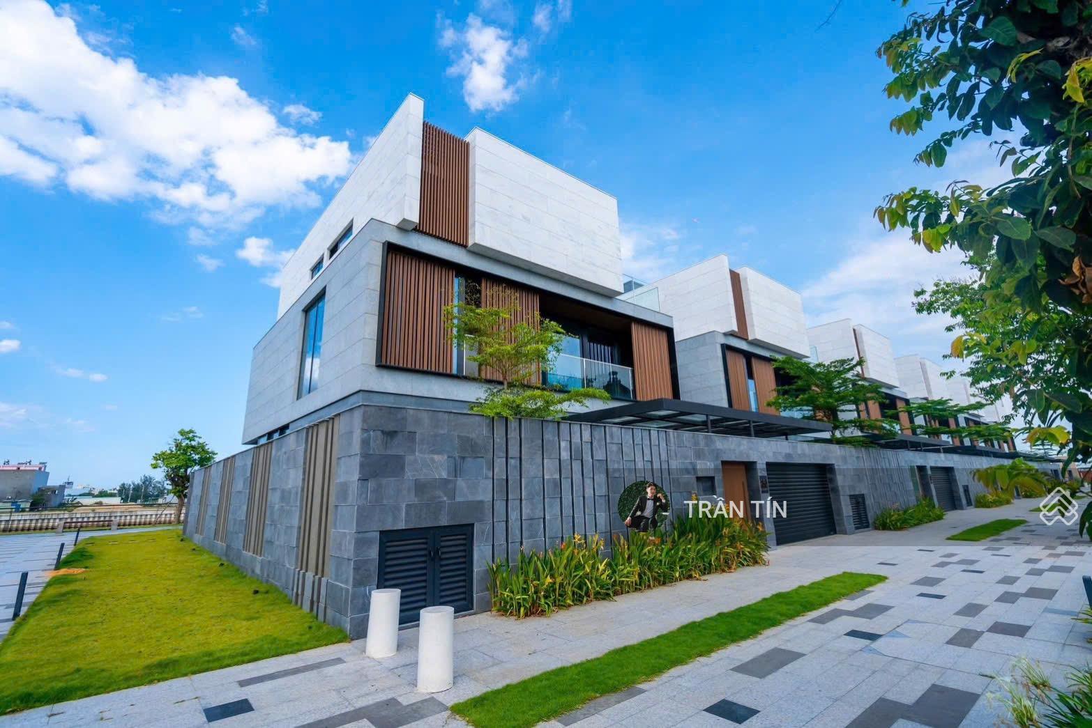 Biệt thự 3 mặt tiền One River, diện tích: 300m2, view trực diện sông, giá: 54 tỷ