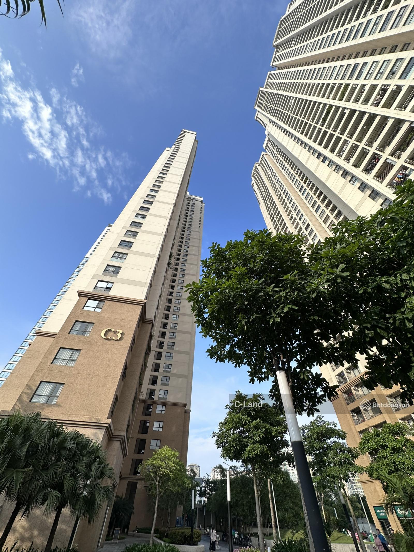 Cho thuê căn hộ 2 ngủ 2 vệ sinh view hồ tại D'Capitale Trần Duy Hưng. Giá 22.5tr/tháng