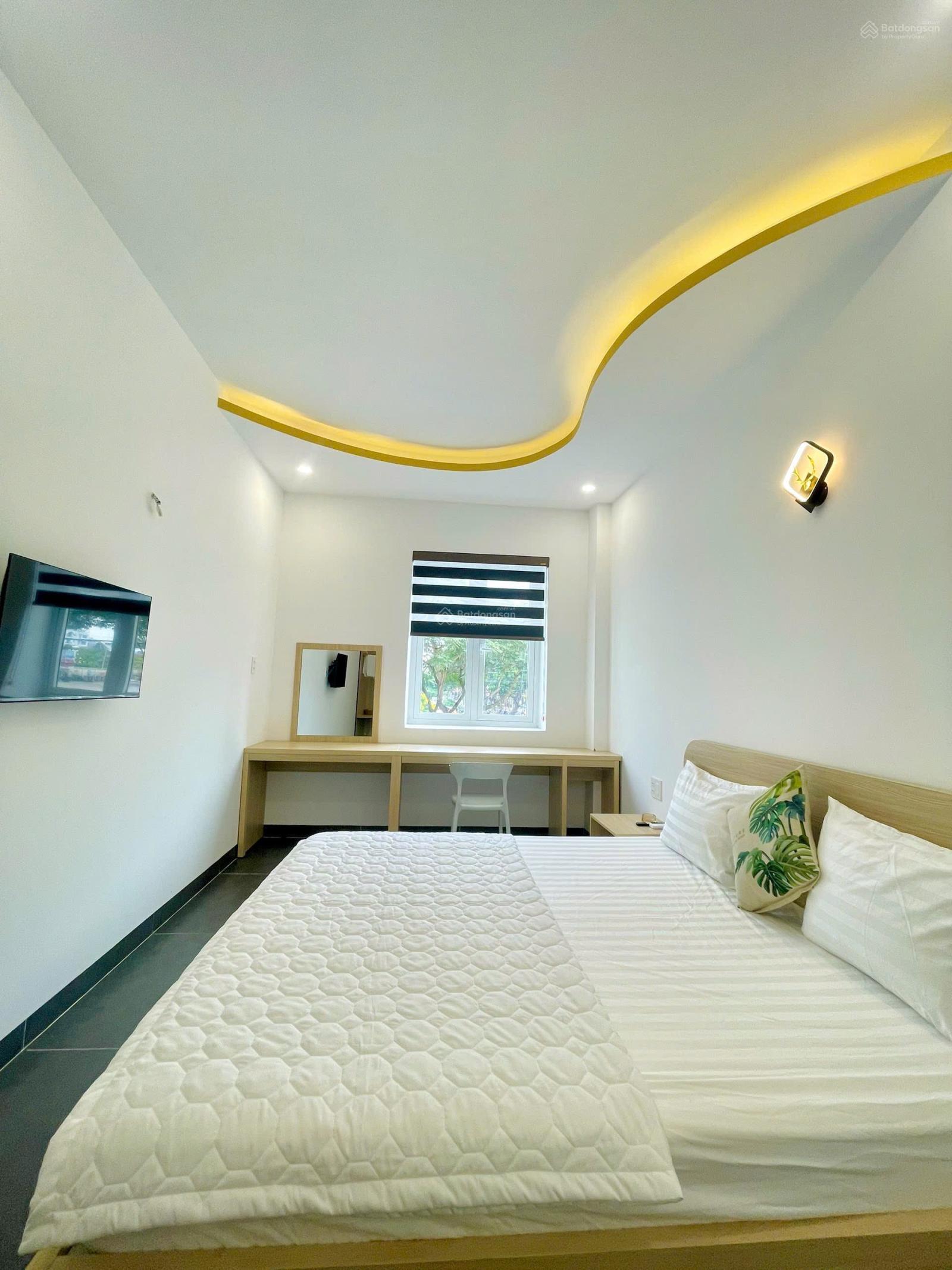 Cần bán gấp khách sạn Baly Bà Rịa 4 lầu đã có sổ hồng 9,8 tỷ, MT QL 51, Long Hương. 0775 707 *** Yến