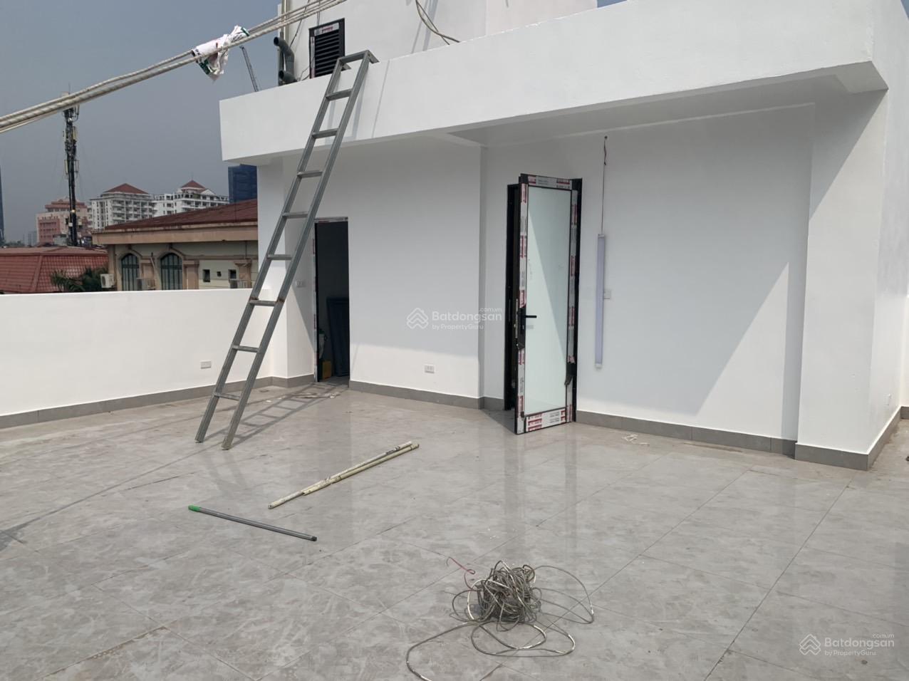 Cho thuê nhà MP Trần Quốc Hoàn, 50m2, 6 tầng, lô góc, thang máy, 50tr