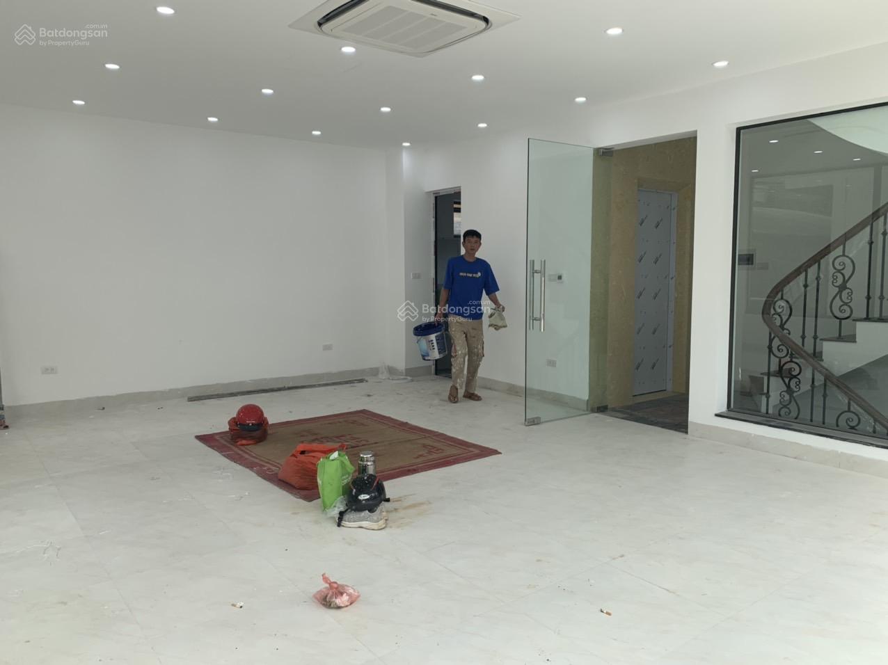 Cho thuê nhà MP Trần Quốc Hoàn, 50m2, 6 tầng, lô góc, thang máy, 50tr