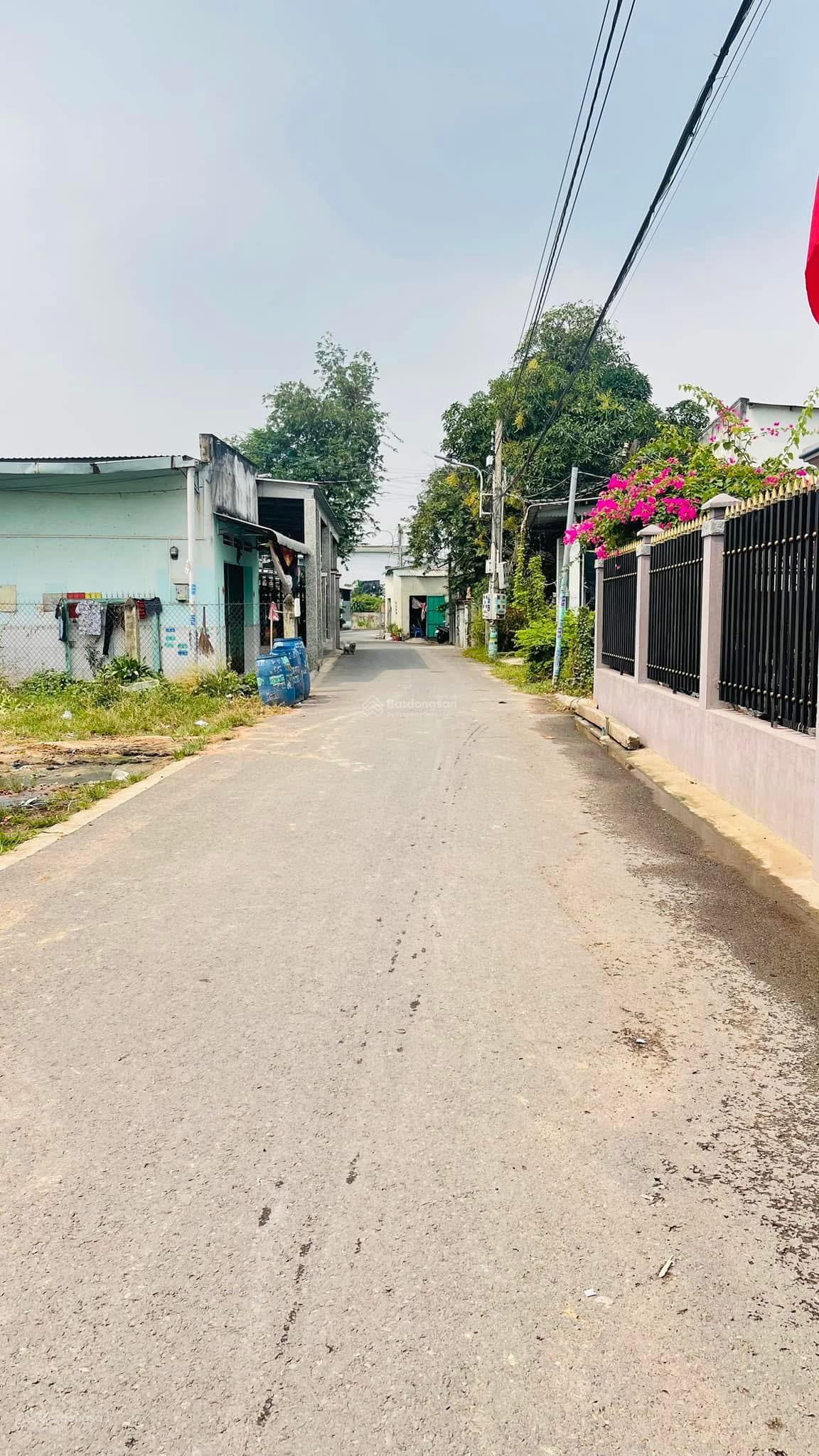 Chính chủ gửi bán lô đất DT 100m2 trên đường DX 031, cách trung tâm TP Mới Bình Dương 3km, sổ sẵn