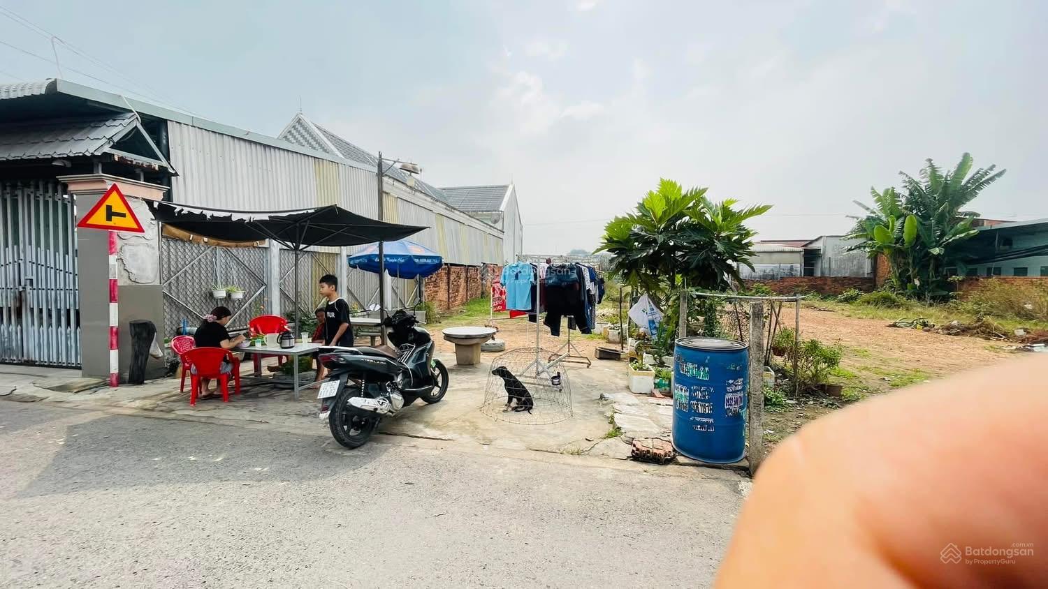 Chính chủ gửi bán lô đất DT 100m2 trên đường DX 031, cách trung tâm TP Mới Bình Dương 3km, sổ sẵn