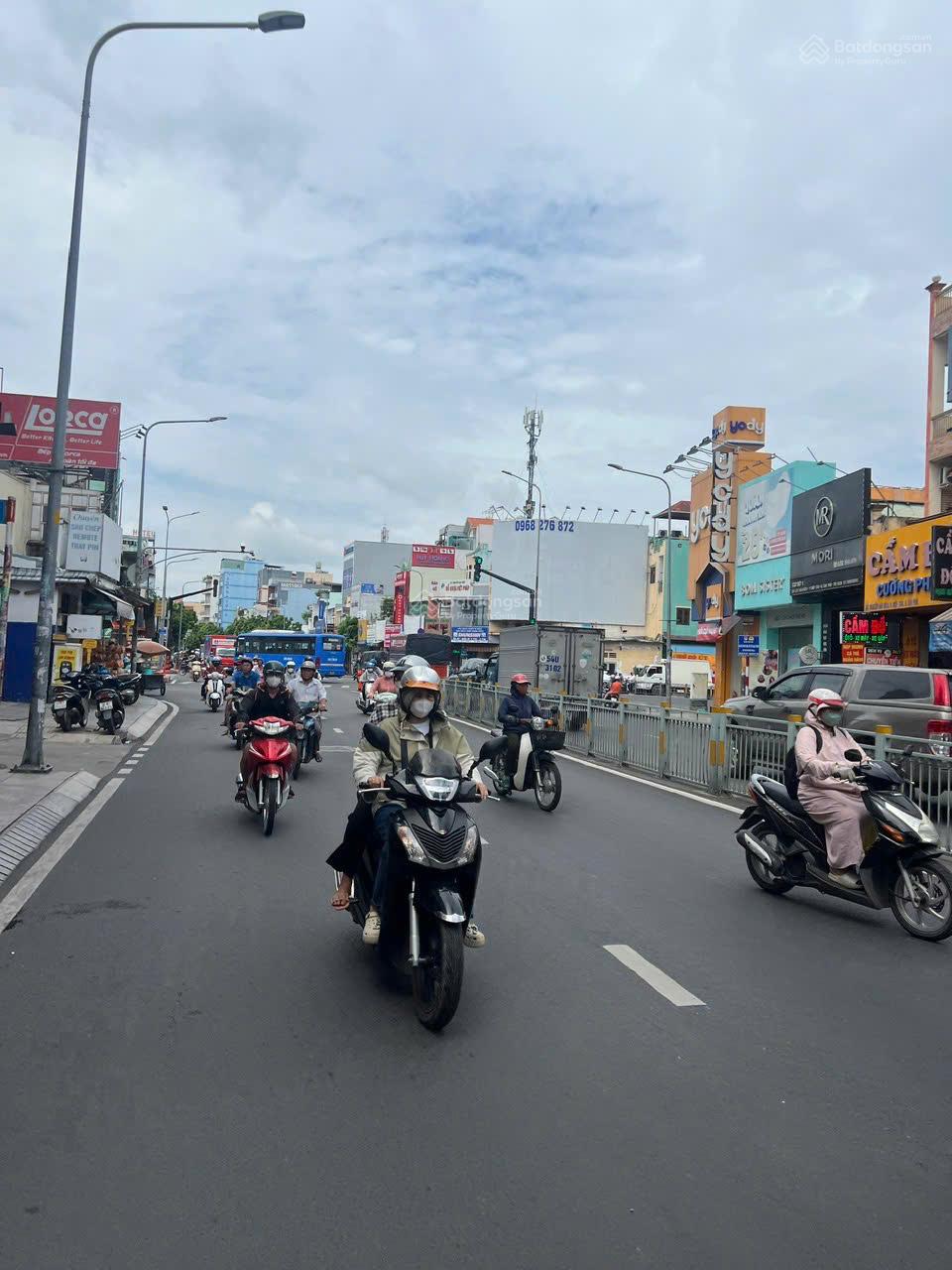 Nhà mặt phố tọa lạc tại Nguyễn Hữu Tiến- Lê Trọng Tấn, DTCN: 160m2 và Giá bán 17,8 tỷ.