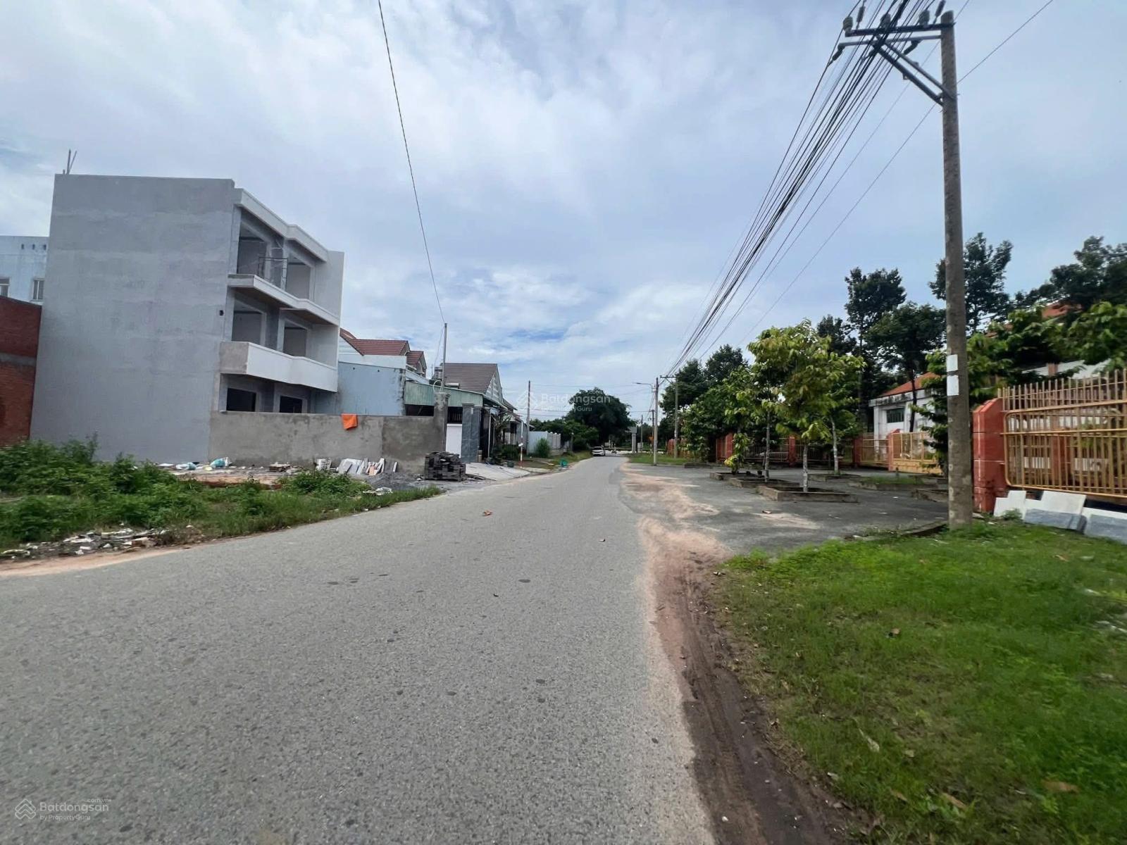 Nhà mới 100% 2 lầu đối diện cổng trường. Đường nhựa 8m vị trí đẹp tuyệt vời. 4P ngủ 3WC sân 2 ôtô