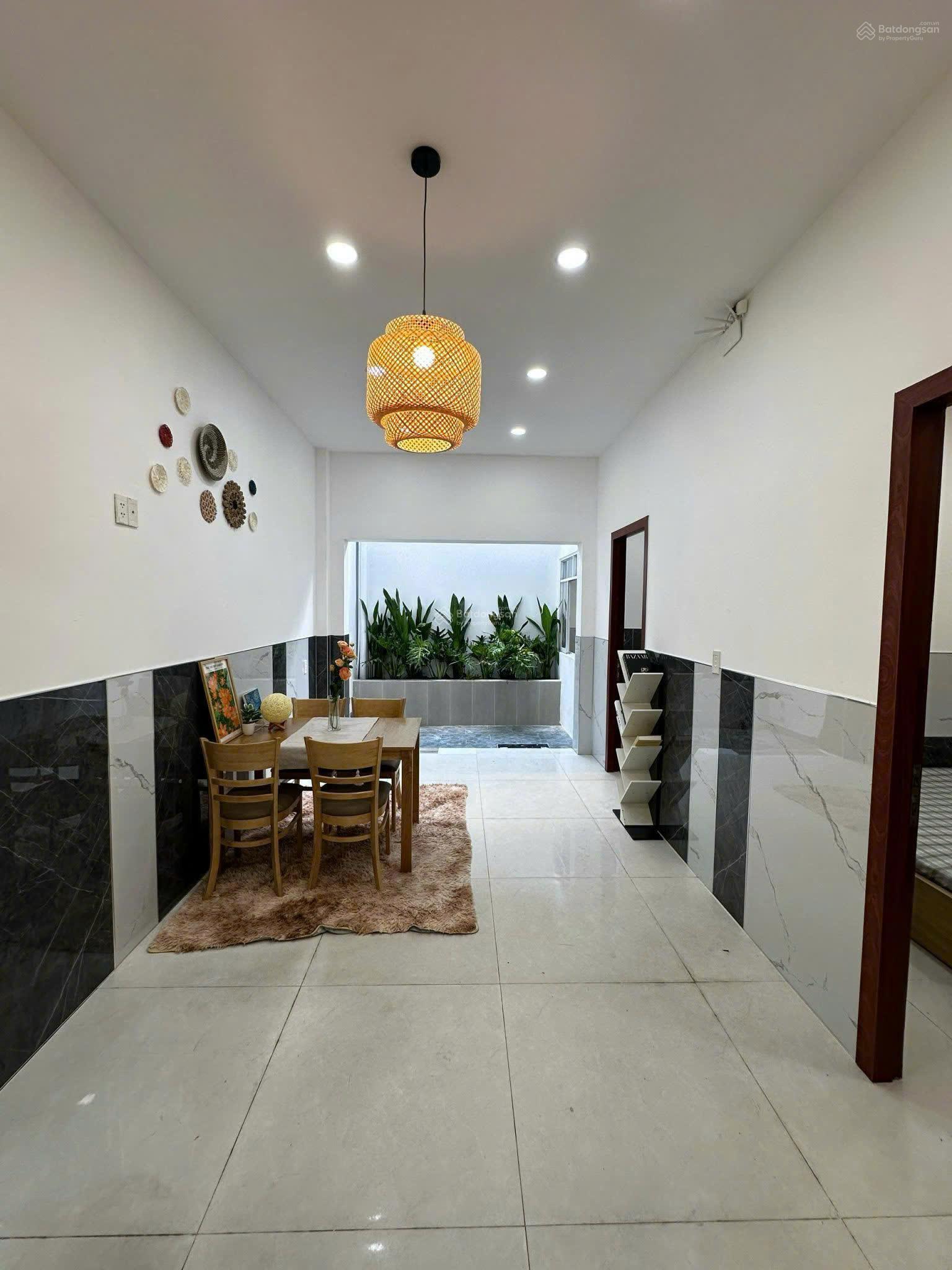 Cần bán nhà có dòng tiền sẵn đang cho thuê 1 trệt 2 lầu, sổ đỏ đầy đủ, LH: 0937 456 ***