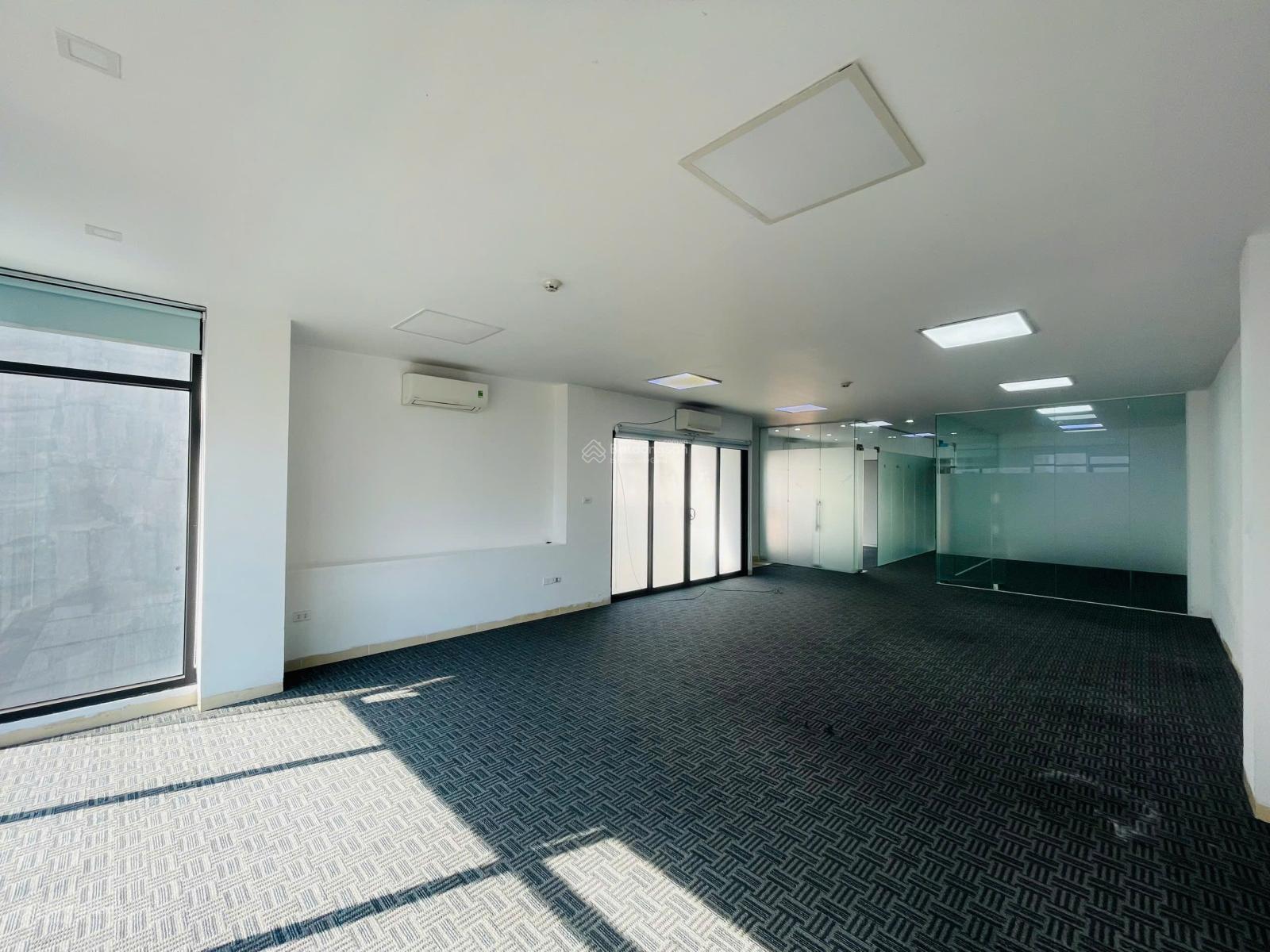 Cho thuê nhà mặt phố Trần Nhân Tông: Diện tích 90m x 1.5 tầng, mặt tiền 8.2m