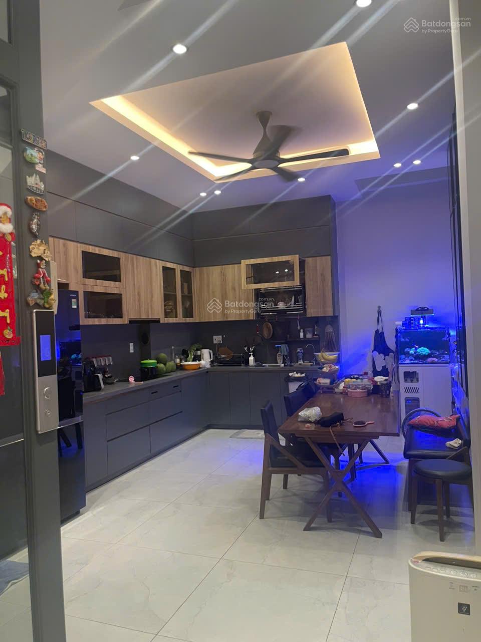 Nhỉnh 9 tỷ Siêu phẩm HXH thông Nguyễn Văn Công 4x14m. 5 tầng. 5PN, 6WC. Thang máy +full Nội Thất