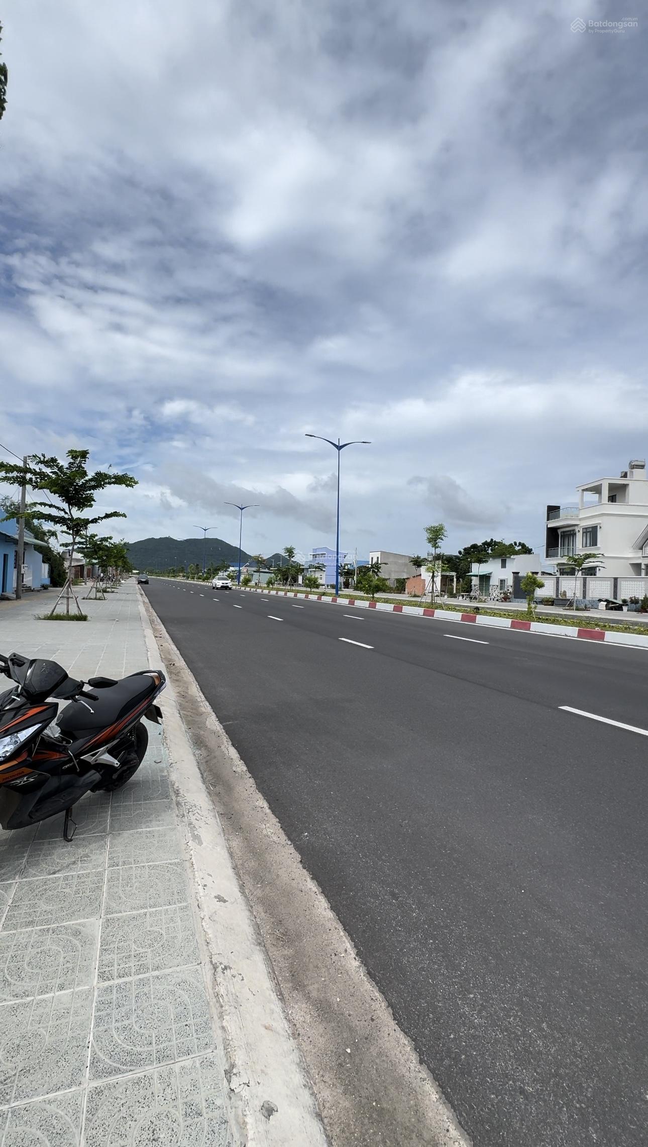 Bán đất tặng nhà mặt tiền đường 42m trung tâm biển Phước Hải. Diện tích 141m2 cách biển chỉ 1km