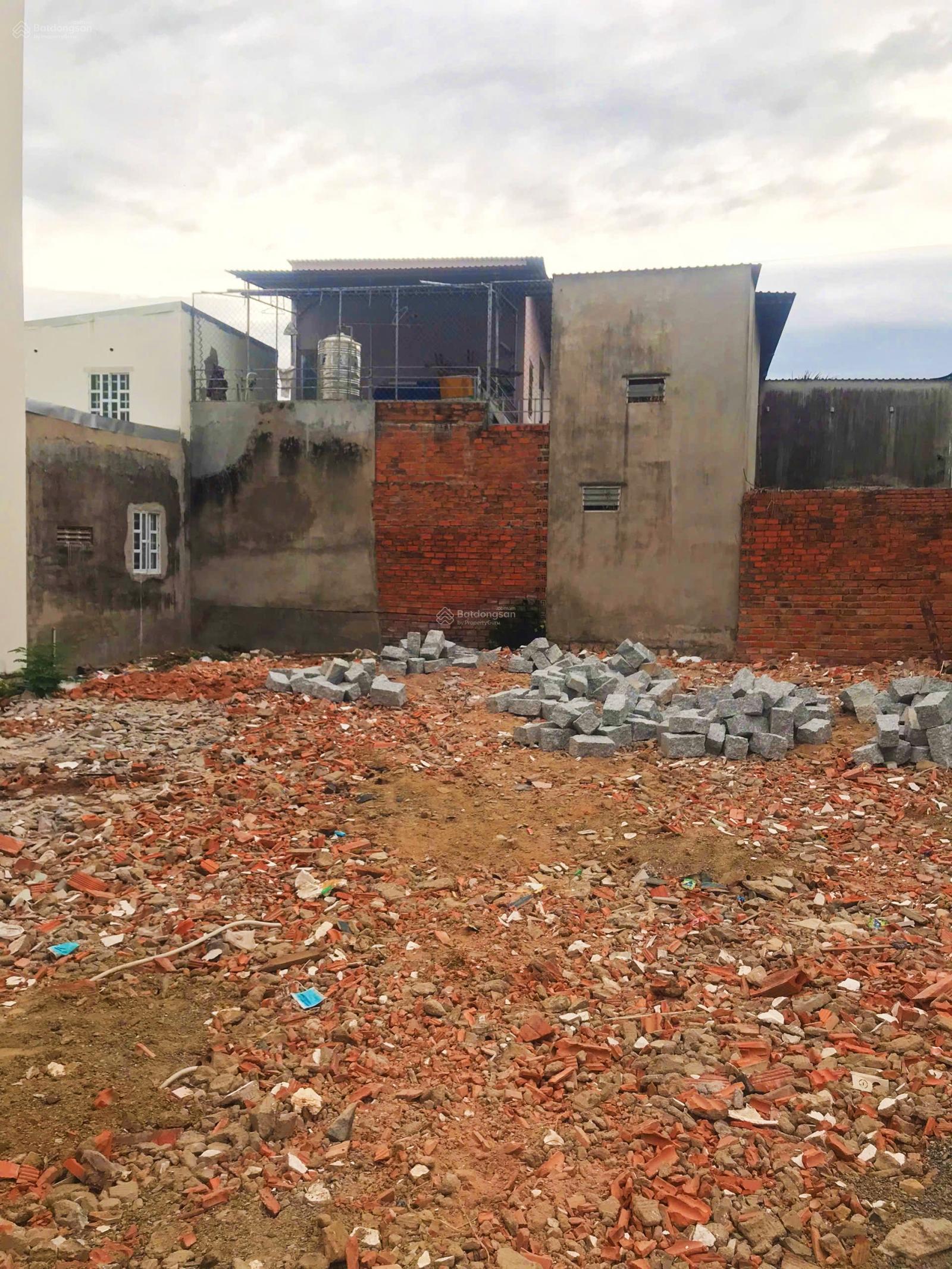 Hẻm Võ Thị Sáu, sát chung Cư PH, tầm 100m * ra biển Trần Phú: 1,2km. Giá: 25tr/m² Hẻm Võ Thị Sáu, sát chung Cư PH, tầm 100m * ra biển Trần Phú: 1,2km. Giá: 25tr/m²