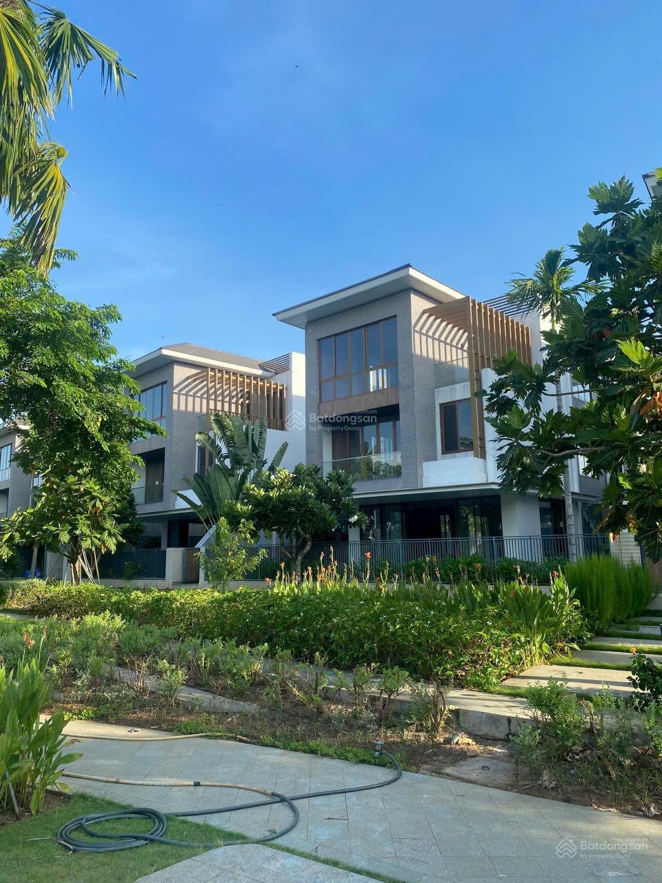 Bán biệt thự view sông biệt lập The Rio DT 300m2 XD 3 tầng sổ hồng giá 52 tỷ: 0932 089 ***