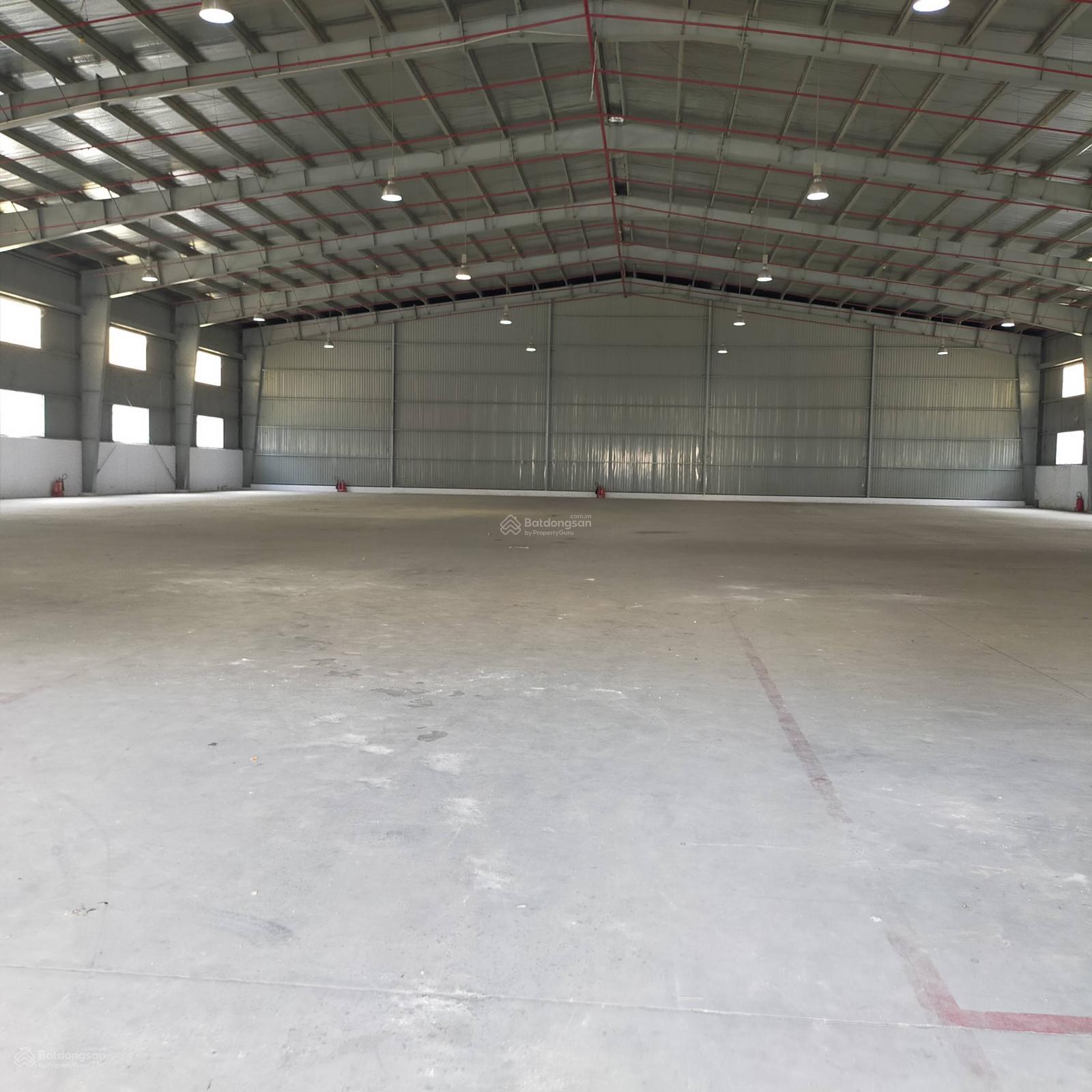 Tổng DT 4.500m2 (kho 2.800m2 + sân 800m2) - đường Quốc Lộ 1A - có PCCC thẩm duyệt