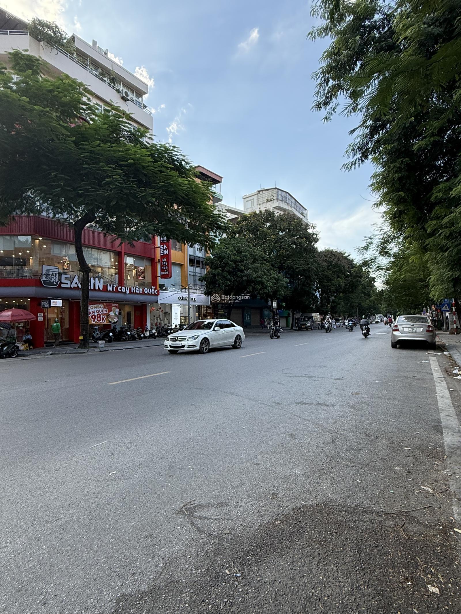 Bán tòa nhà 10 tầng mặt phố Trần Đại Nghĩa, 80m², MT 6m, hầm + thang máy, vỉa hè rộng