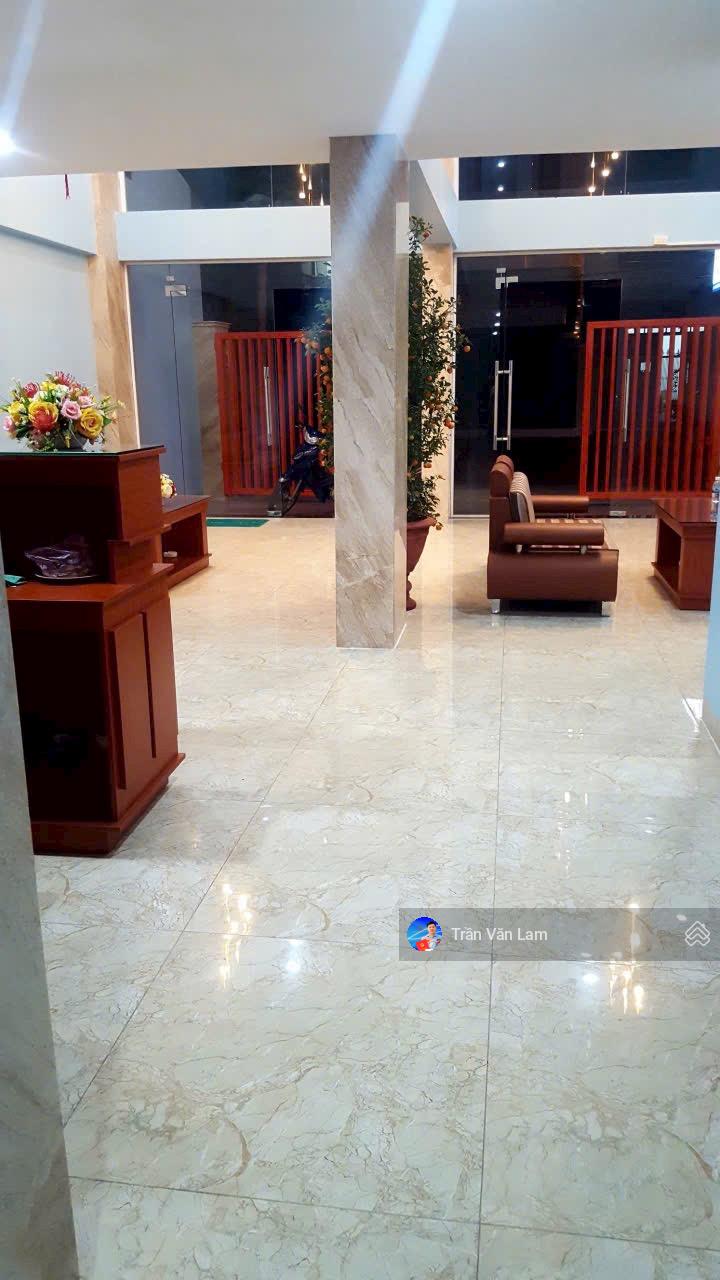 Bán khách sạn 2 mặt tiền 7 tầng sát biển Nha Trang - dòng tiền 60 tr/tháng