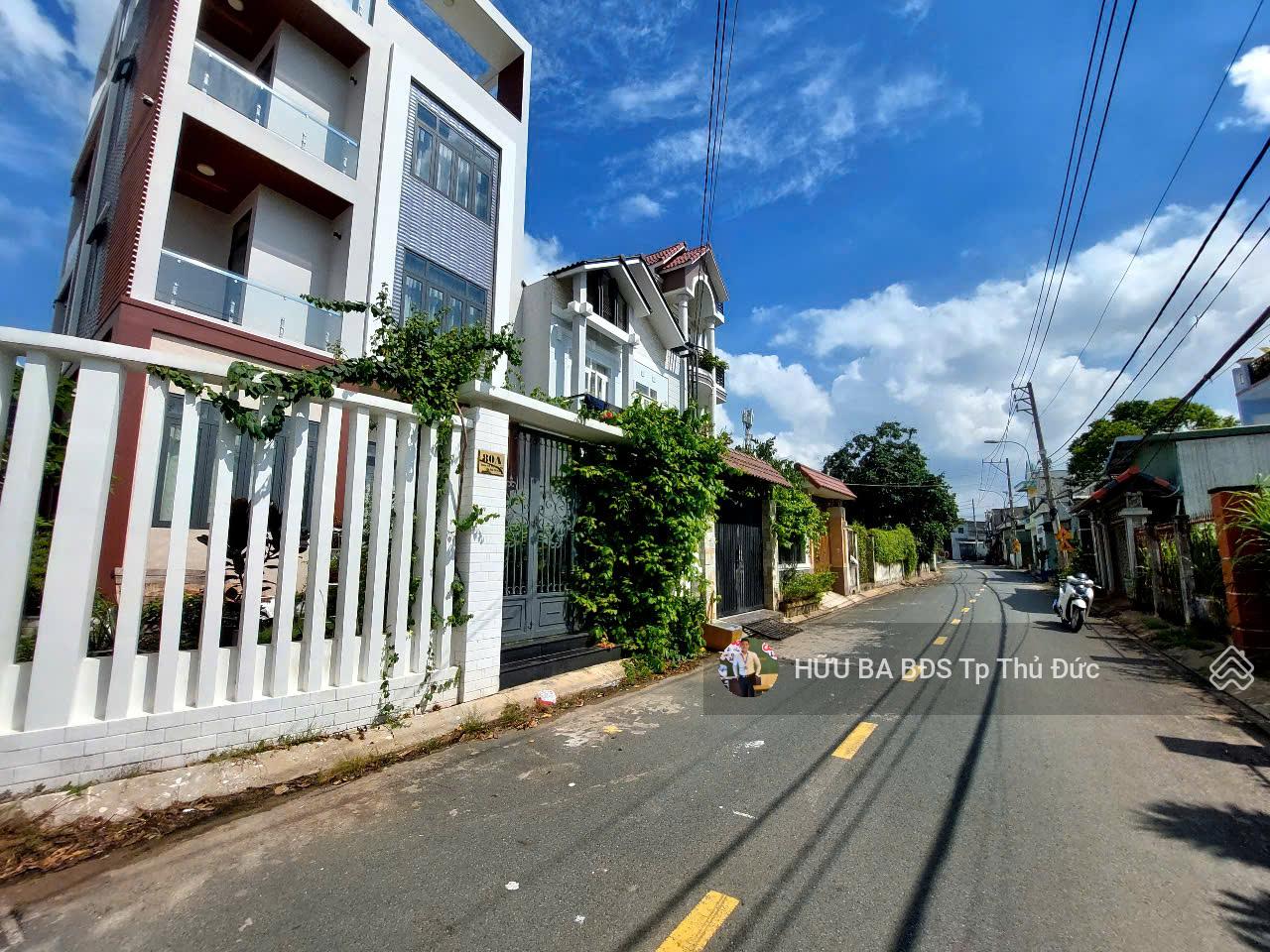 Bán nhà 10m x 20 nhà tác được 2 lô nhà nằm mặt tiền đường phân được 2 lô sổ vuông đẹp Bán nhà 10m x 20 nhà tác được 2 lô nhà nằm mặt tiền đường phân được 2 lô sổ vuông đẹp