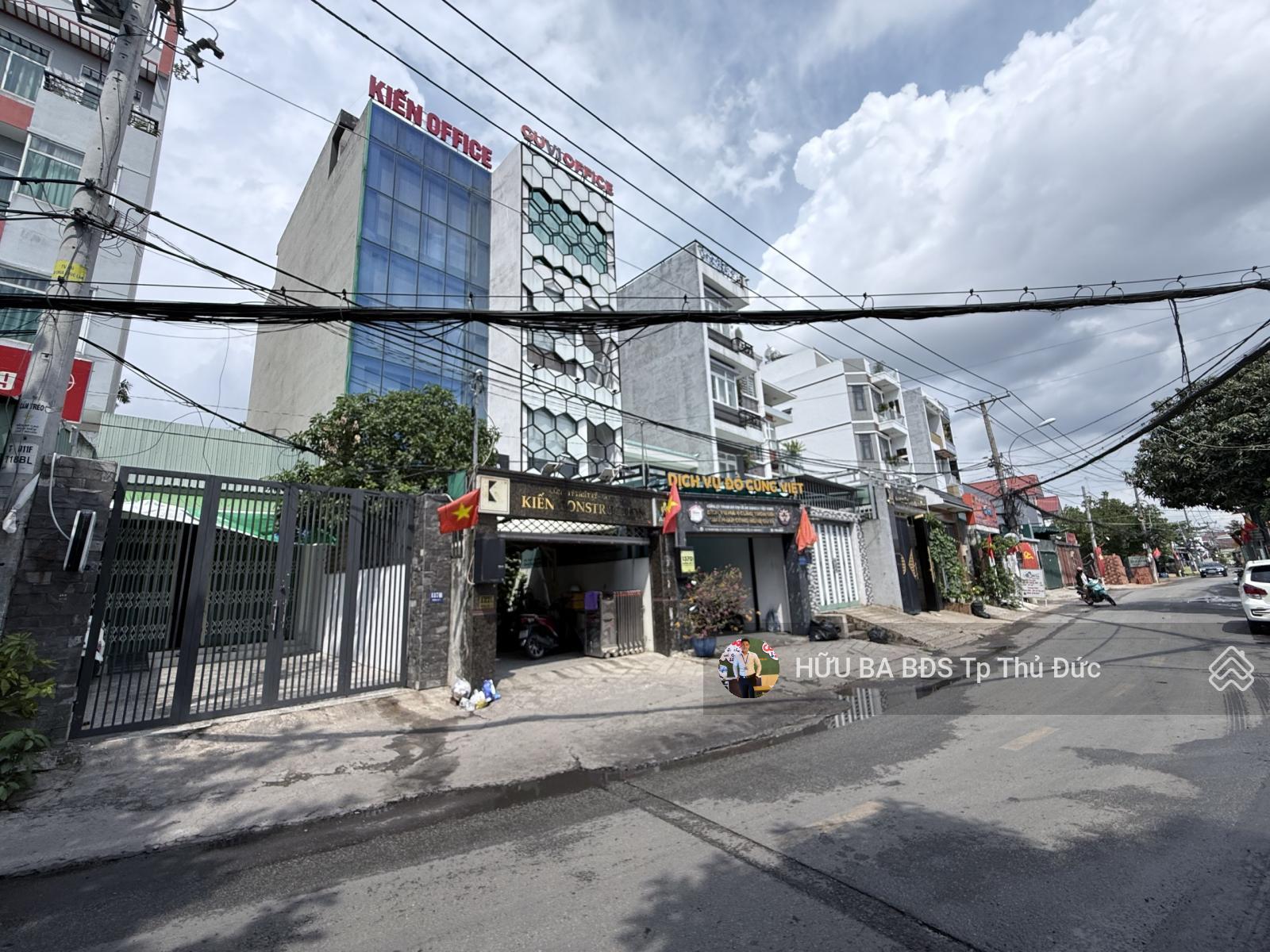 Bán nhà 10m x 20 nhà tác được 2 lô nhà nằm mặt tiền đường phân được 2 lô sổ vuông đẹp Bán nhà 10m x 20 nhà tác được 2 lô nhà nằm mặt tiền đường phân được 2 lô sổ vuông đẹp