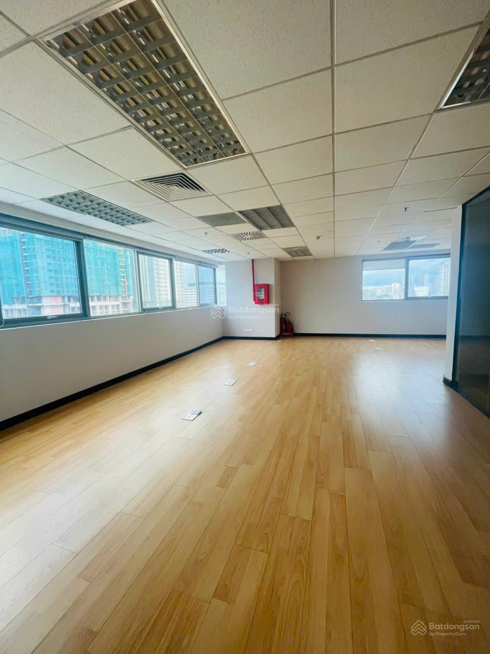 Cho thuê văn phòng, Trần Hưng Đạo, 94 triệu, 138m2, Q1, HCM siêu hot