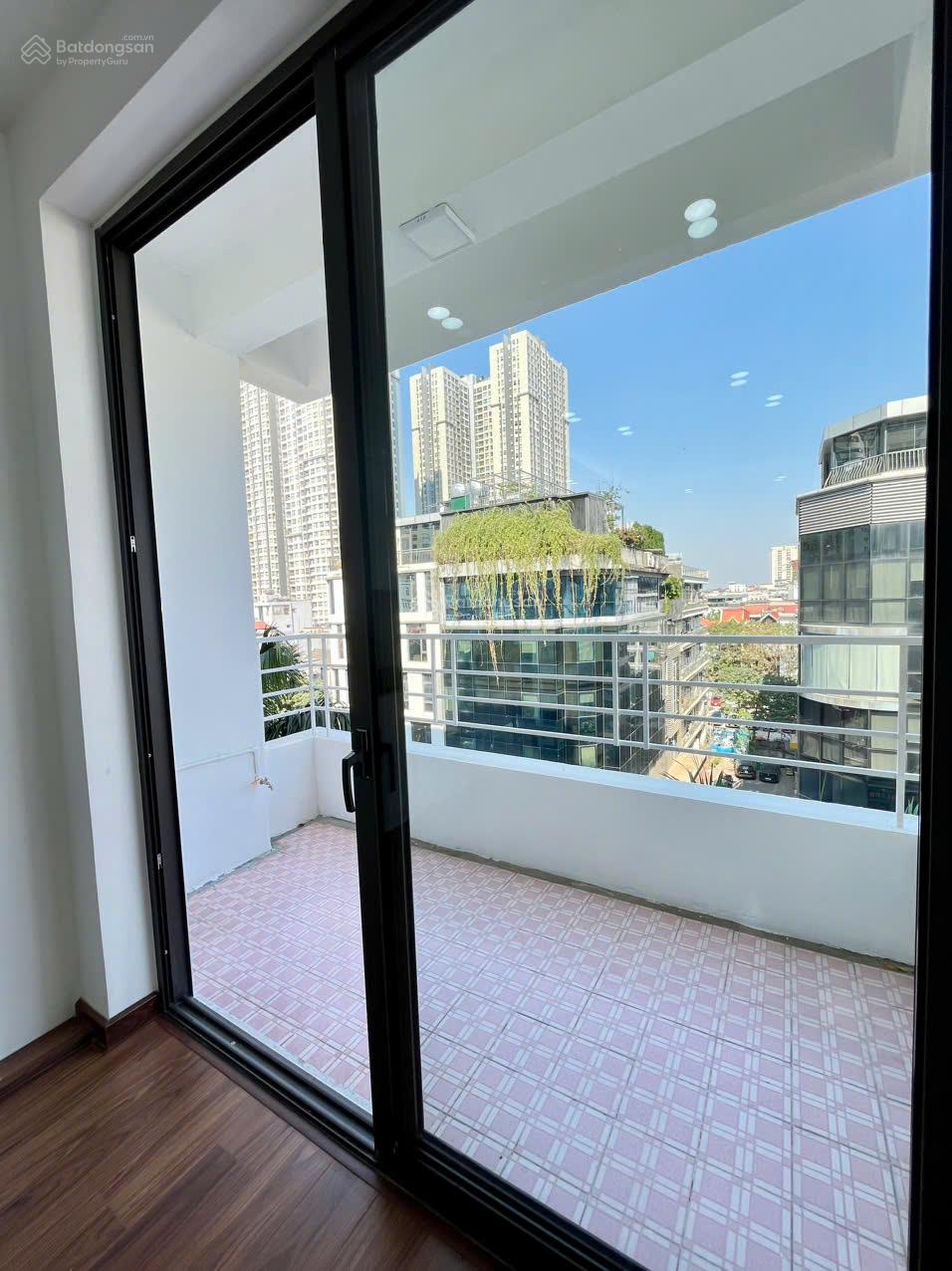 Chính chủ bán căn góc 2PN 82m2 6tỷ full nội thất cao cấp chung cư Mễ Trì mặt đường Phạm Hùng,sẵn sổ