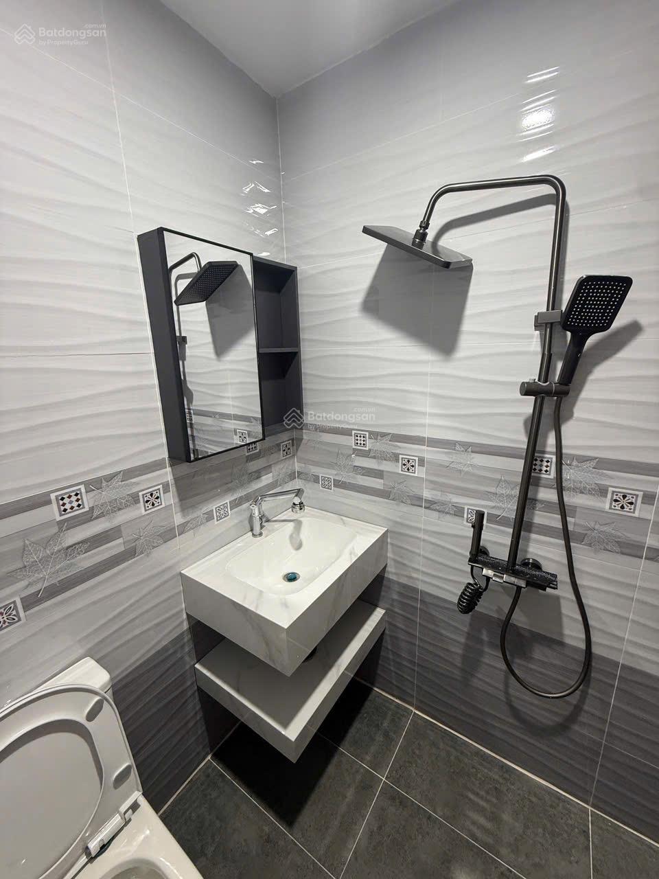 Hh 1% Trần Văn Cẩn nhà 4* 15 m trệt 3 lầu xây mới 7 phòng dc nhà đẹp HXH tiện ích giá 8,3 tỷ