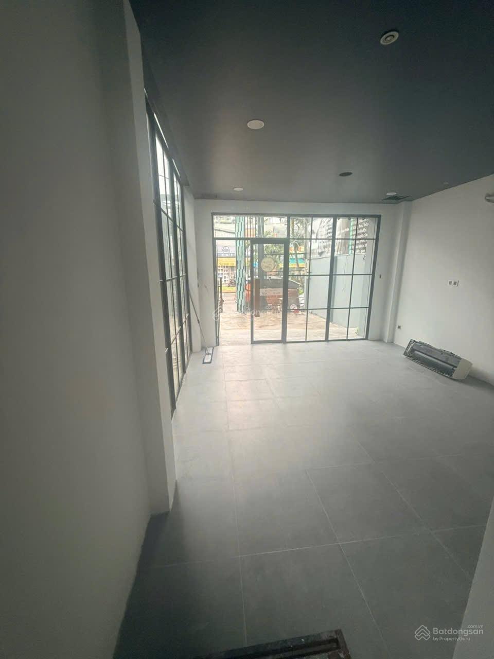 Diện tích sàn 121m2: 5,8 x 20m 1 trệt 4 lầu thuê nguyên căn giá 40tr HĐT lâu dài Alo 0916 651 ***