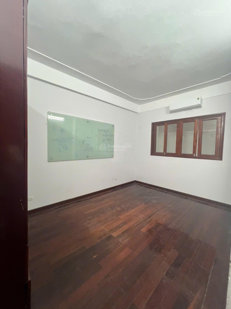 Cho thuê nhà thoáng đẹp, ô tô đỗ tránh phố Đỗ Quang, Cầu Giấy. DT 90m2, 4 tầng, MT 7m. Giá 30 triệu