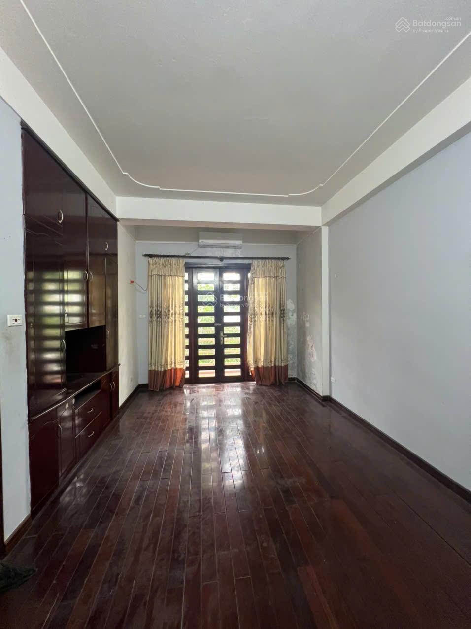 Cho thuê nhà thoáng đẹp, ô tô đỗ tránh phố Đỗ Quang, Cầu Giấy. DT 90m2, 4 tầng, MT 7m. Giá 30 triệu
