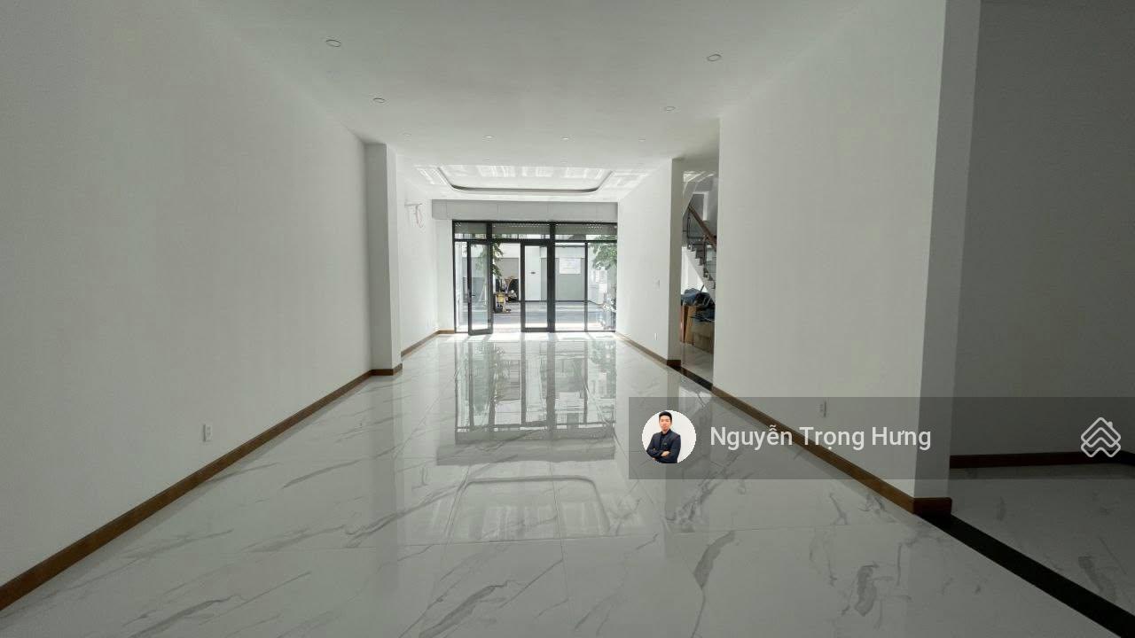 Cho thuê tầng trệt nhà phố 126m2 lối đi riêng, kế bên trường học khu nhà phố Vinhomes Grand Park Cho thuê tầng trệt nhà phố 126m2 lối đi riêng, kế bên trường học khu nhà phố Vinhomes Grand Park