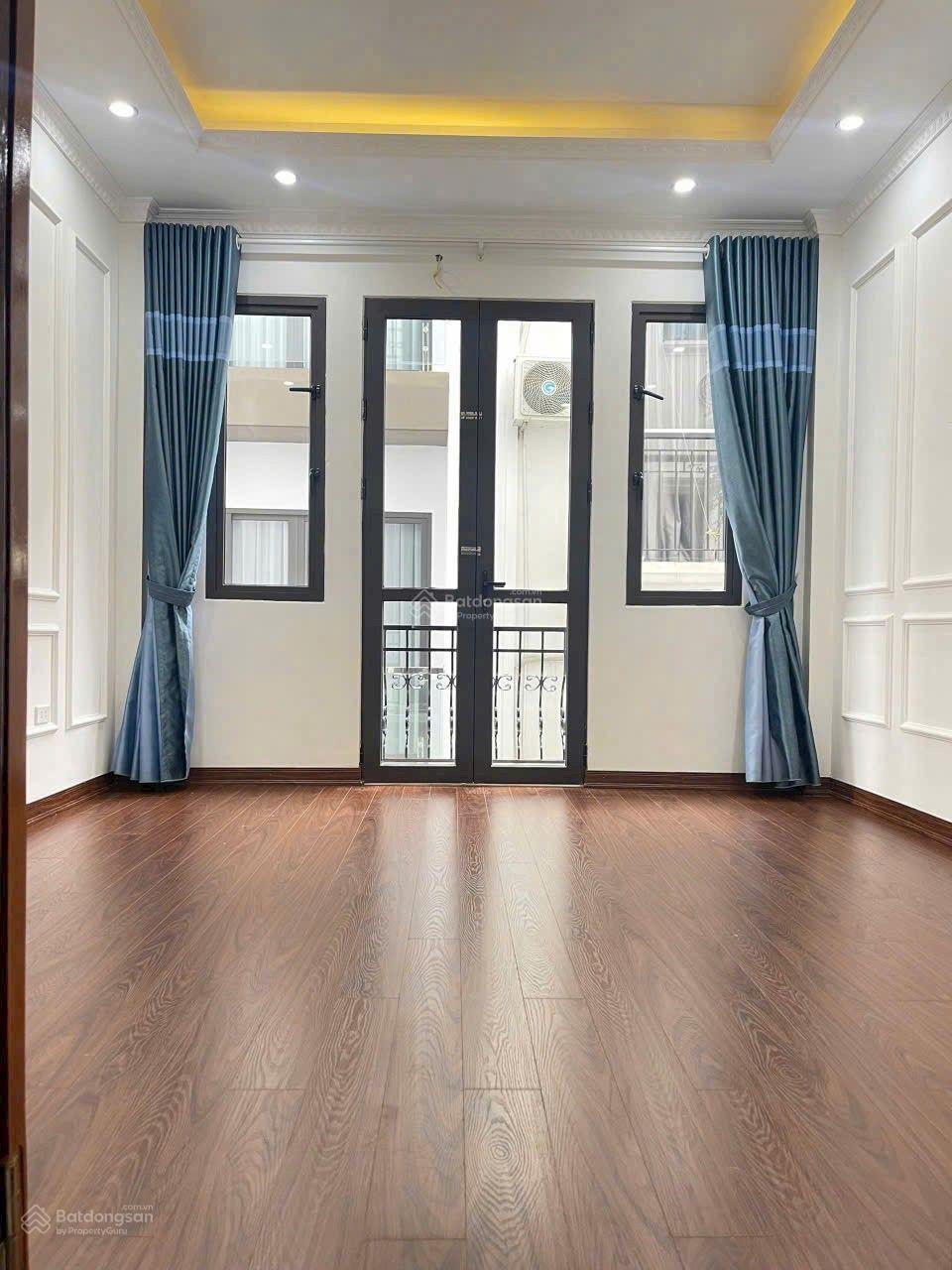 Bán nhà phố Thạch Bàn Long Biên 5 tỷ ngõ dân sinh 35m2 5T MT 4m ô tô kinh doanh gần trường cấp 3 Bán nhà phố Thạch Bàn Long Biên 5 tỷ ngõ dân sinh 35m2 5T MT 4m ô tô kinh doanh gần trường cấp 3