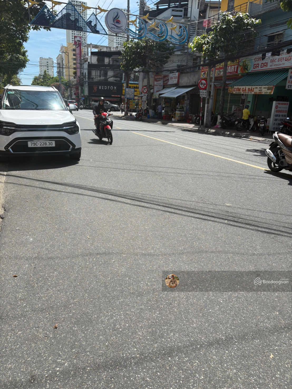 Hàng hiếm giá rẻ. Chính chủ nhờ bán nhà góc mặt tiền Yersin. P Phương Sài, Nha Trang. Giá hạt dẻ