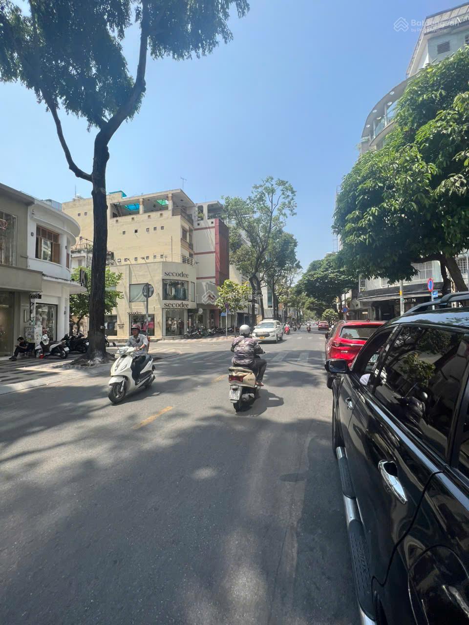 SIÊU VỊ TRÍ - SIÊU PHẨM ngang lớn MT Nguyễn Trãi, Quận 1, DT 8x22m, 4 tầng HĐT 300tr, giá 141 tỷ