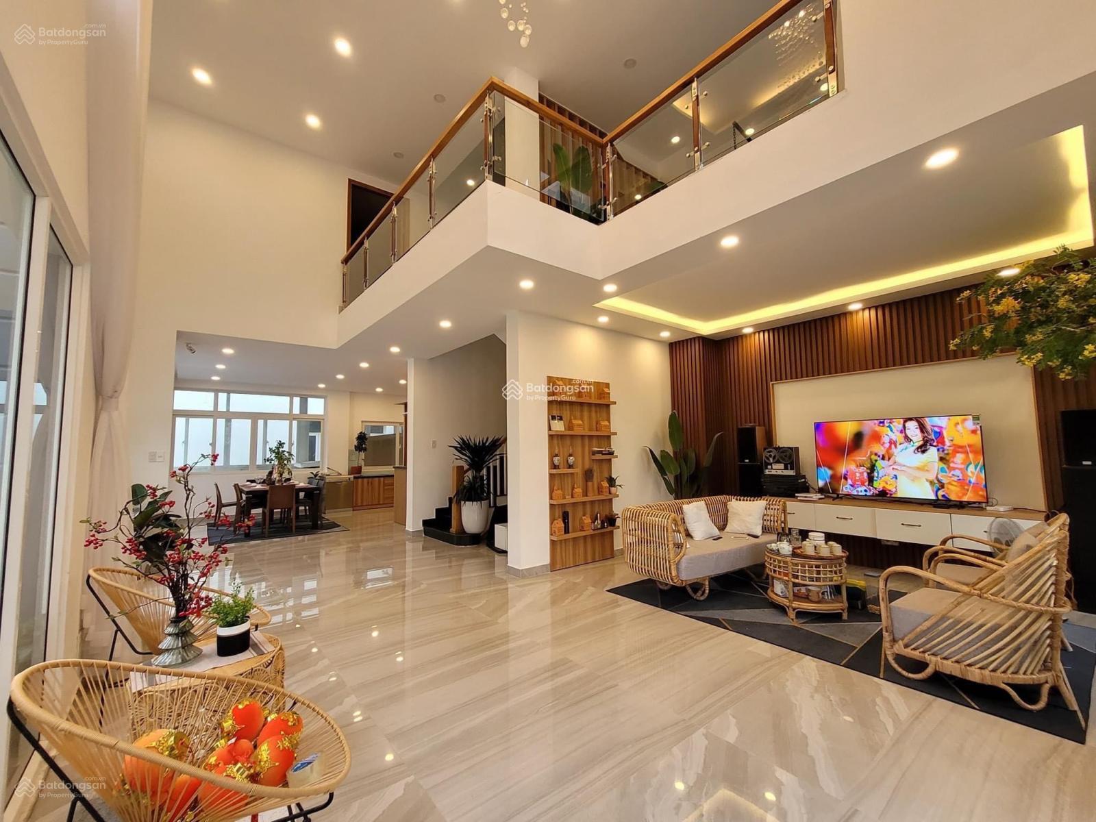 Biệt thự sông Lucasta Q9.DT 480m2 căn 2 mặt tiền. Nhà hoàn thiện nội thất. Sân vườn rộng. Sổ sẵn