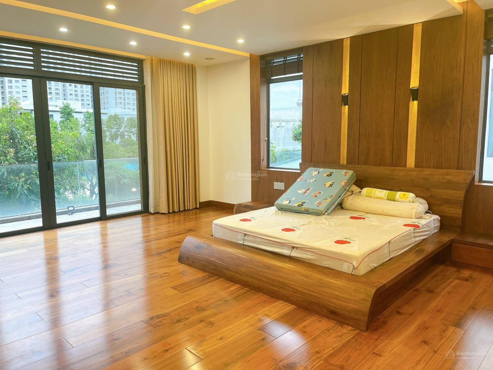 Biệt thự sông Lucasta Q9.DT 480m2 căn 2 mặt tiền. Nhà hoàn thiện nội thất. Sân vườn rộng. Sổ sẵn