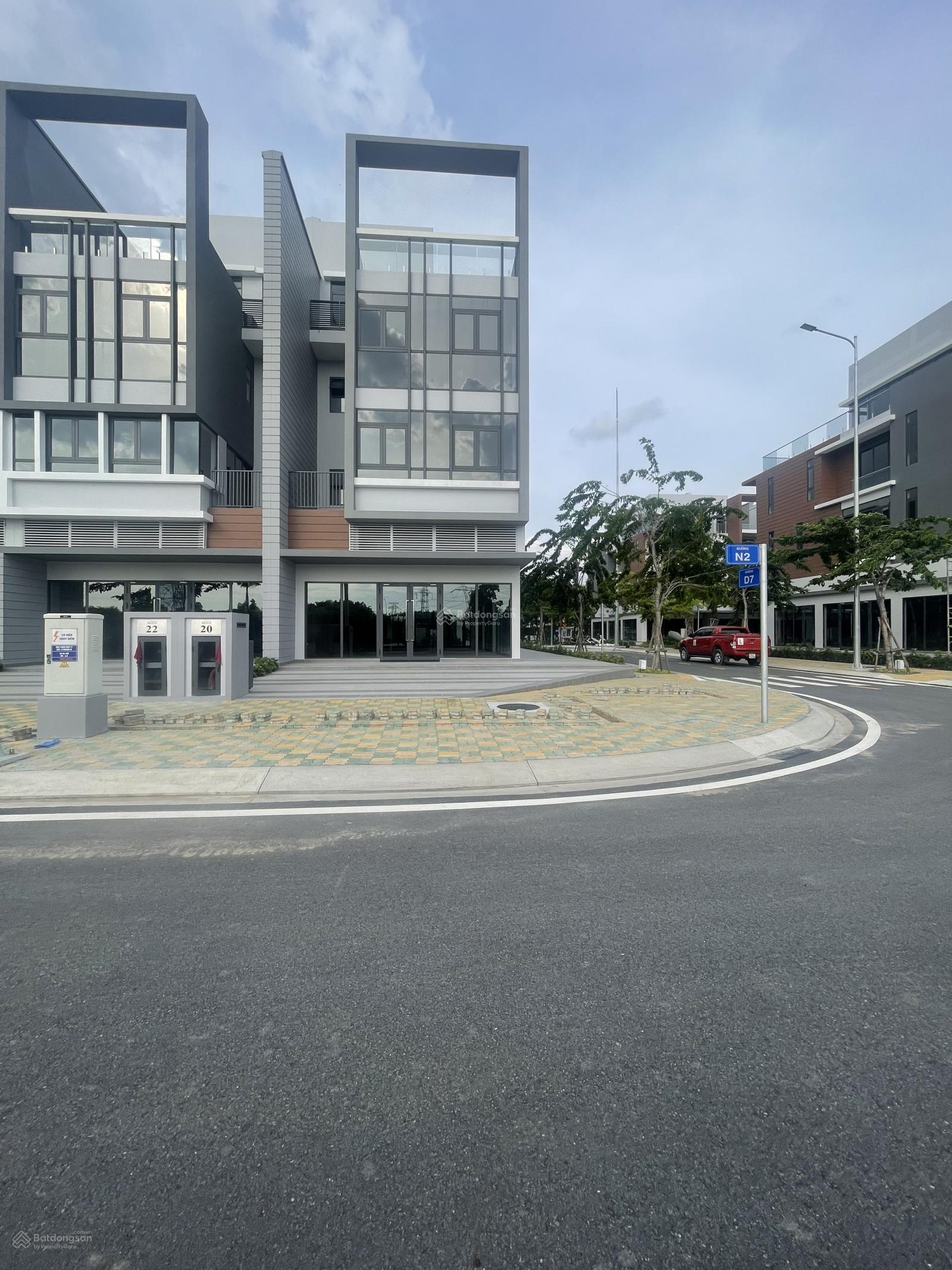 Cần bán nhà phố liên kế 2 mặt tiền Celesta Avenua DT 196m2 4 tầng DT sàn 396m2 Giá bán 45tỷ .