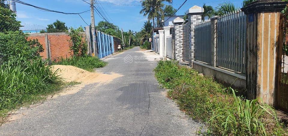 Bán lô đất tại xã Mộ Đức, Quảng Ngãi. Diện tích. 200m2 (full thổ cư). Giá chỉ 2,5tr/m2