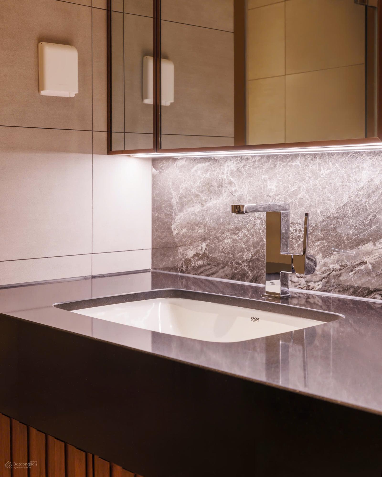 Căn hộ mặt tiền Trần Hưng Đạo, cách Bùi Viện 5 phút, nhận nhà ngay, đã có sổ hồng. Căn hộ mặt tiền Trần Hưng Đạo, cách Bùi Viện 5 phút, nhận nhà ngay, đã có sổ hồng.