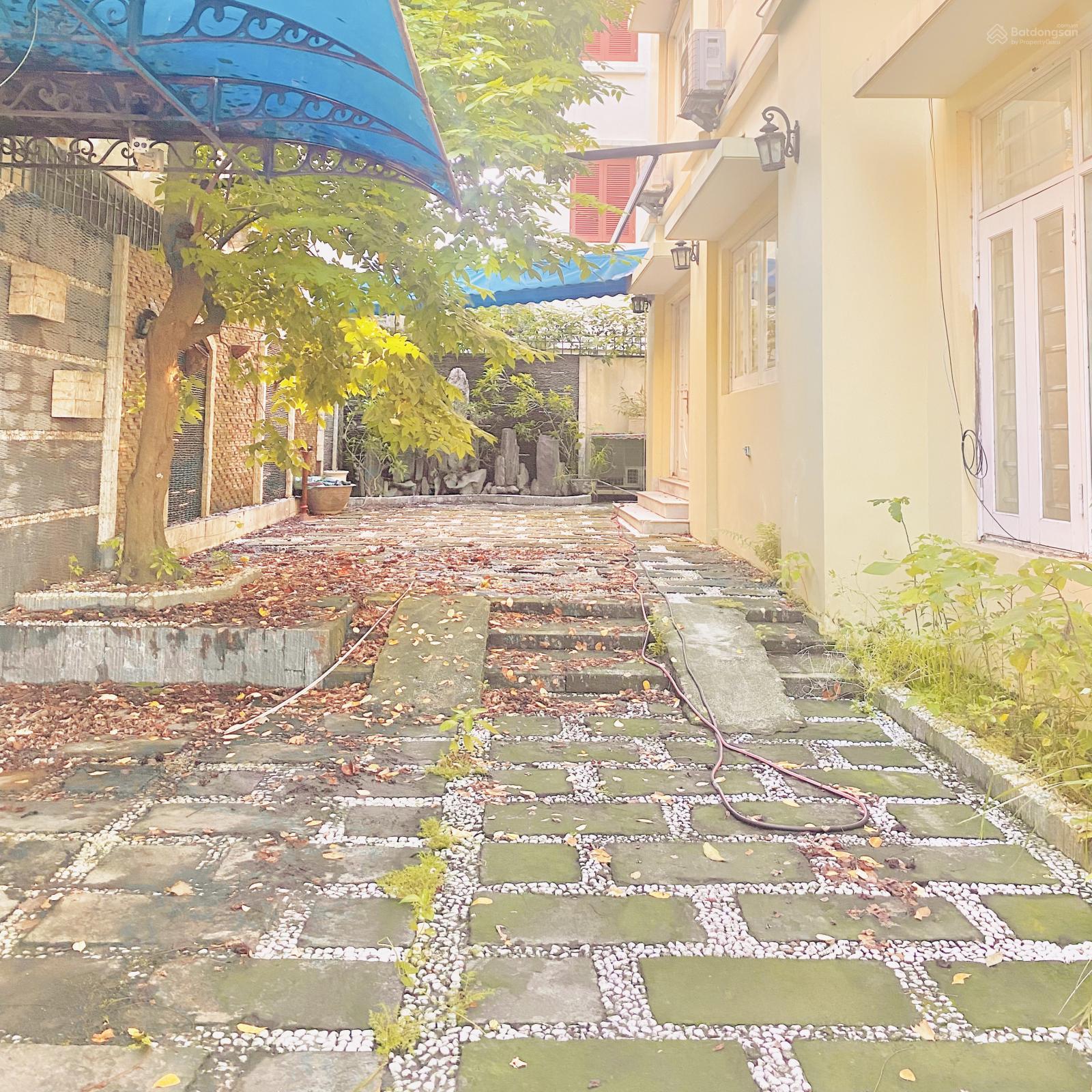 Bán biệt thự sân vườn Việt Hưng, DT 222m2, rộng 11m, gần công viên, vỉa hè, sân vườn rộng