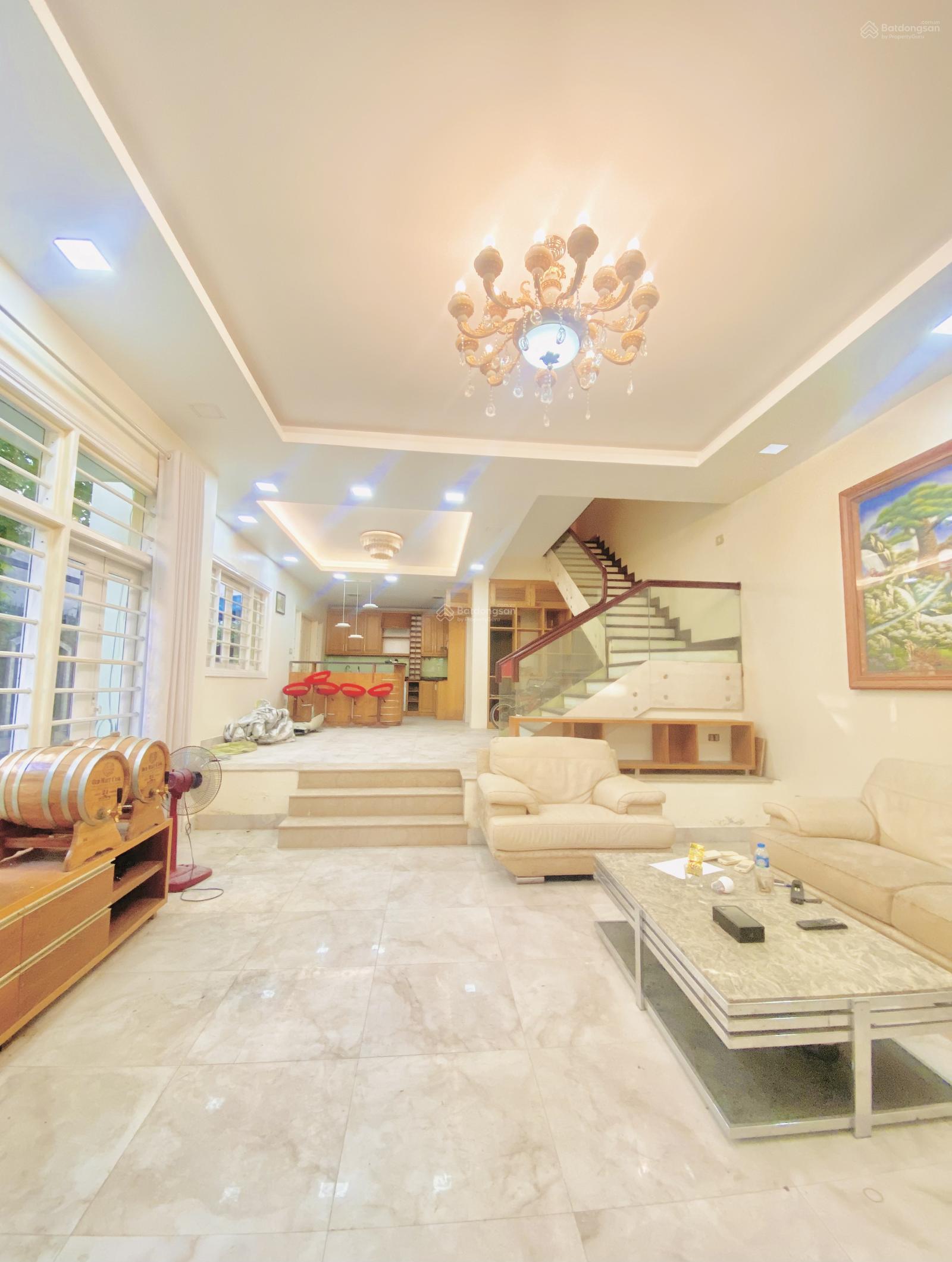 Bán biệt thự sân vườn Việt Hưng, DT 222m2, rộng 11m, gần công viên, vỉa hè, sân vườn rộng