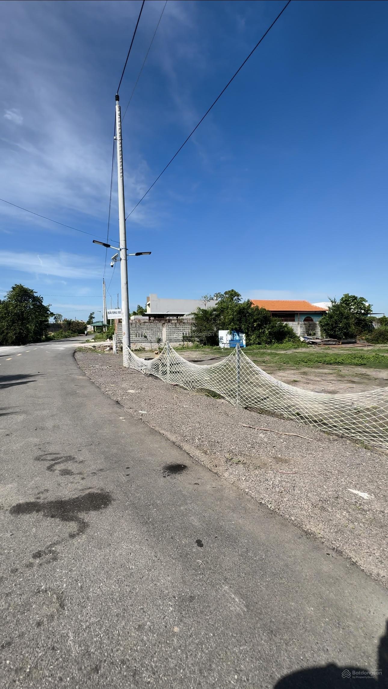 Bán đất: 265m2 sẵn 100m2 thổ cư, phủ hồng toàn bộ. Mặt tiền đường nhựa cách biển 3km