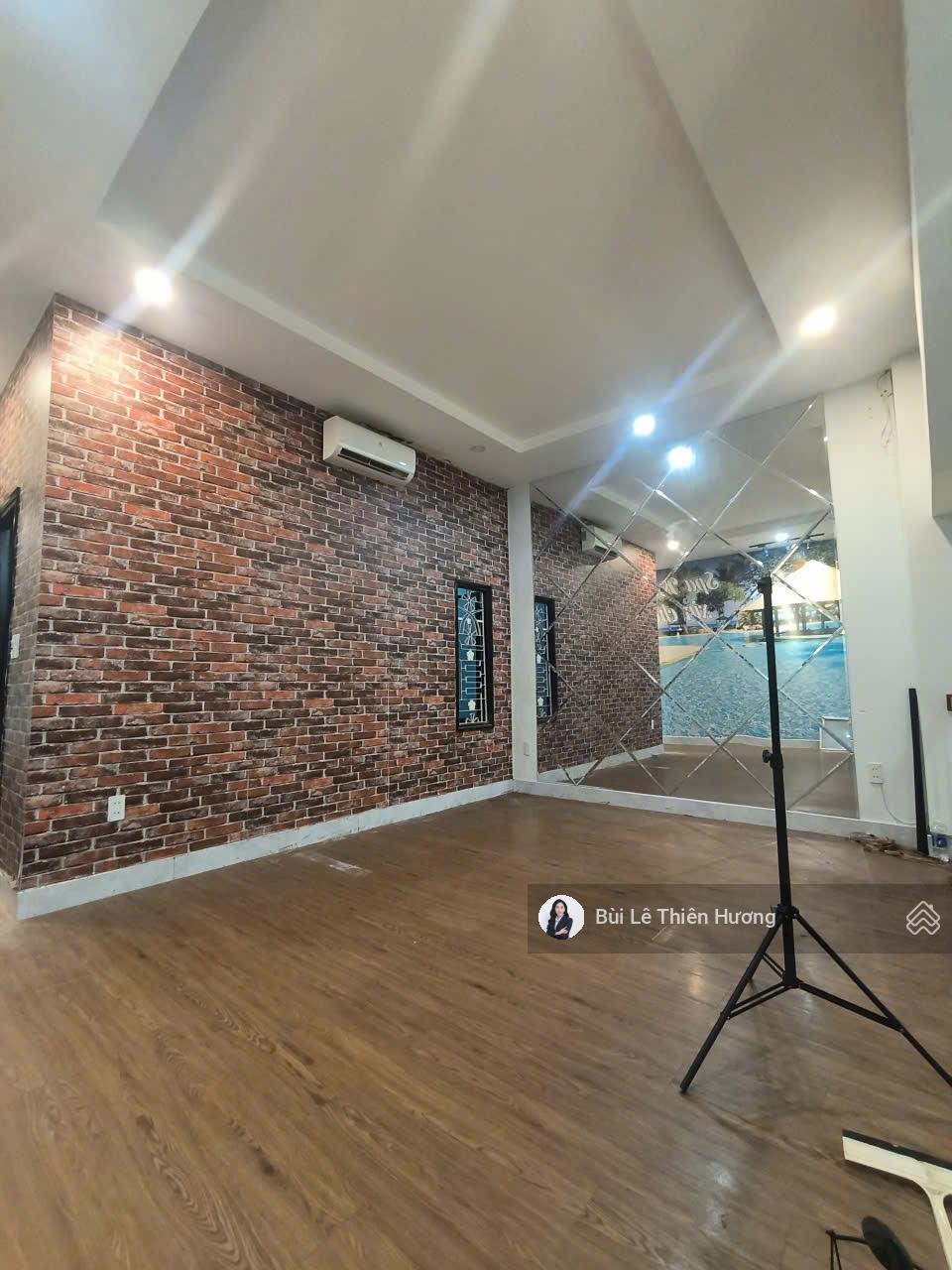 Cho thuê nhà 3 tầng mặt tiền Phan Đăng Lưu, Hải Châu, vị trí trung tâm kinh doanh cực đắt giá