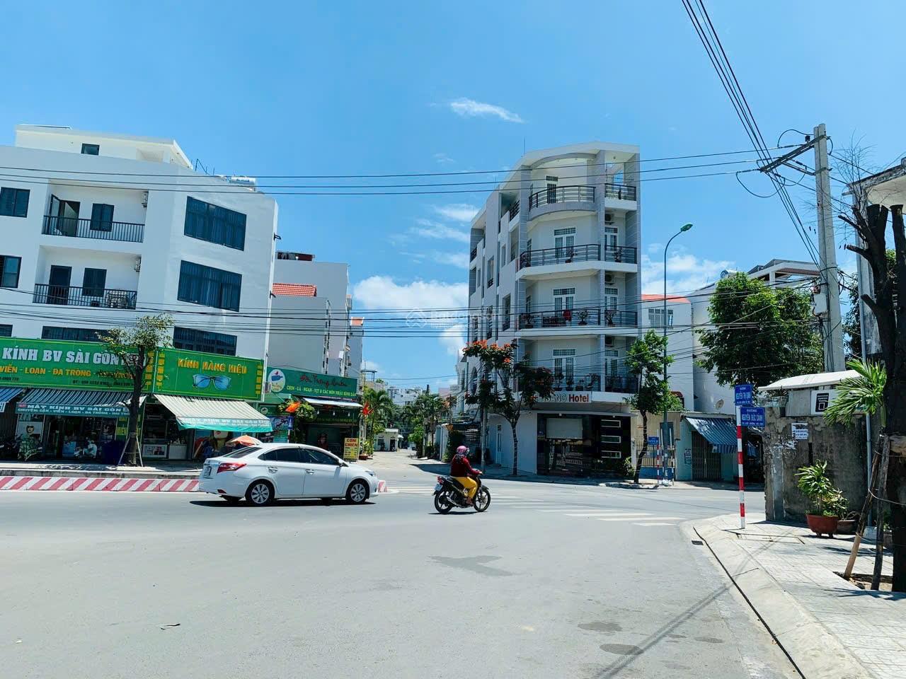 Góc 2 mặt tiền vòng xoay Nguyễn Đức Cảnh, Hoàng Diệu, ra biển Trần Phú: 1km, giá: 7,9 tỷ